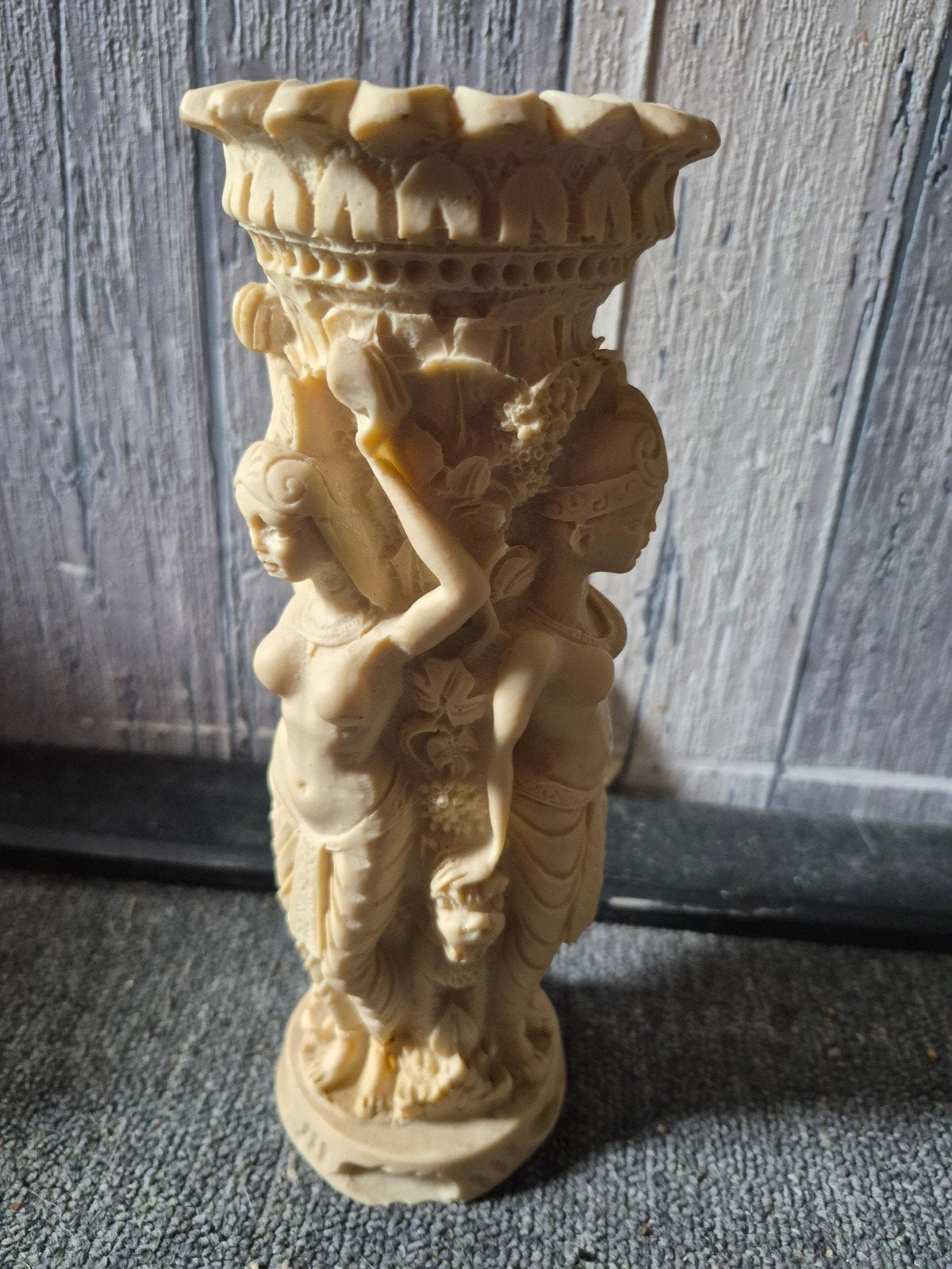 Decoratieve sculptuur van vrouwenfiguren, Ophalen