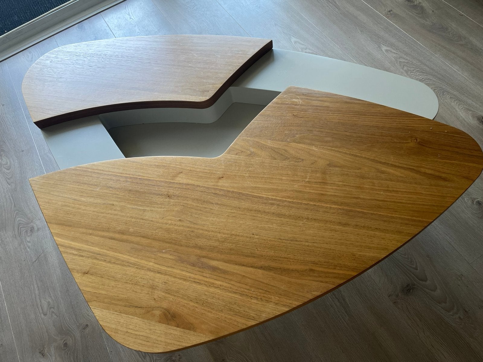 Salontafel organische vorm met massief eikenhouten bovenblad, Huis en Inrichting, Tafels | Salontafels, 100 tot 150 cm, Eikenhout