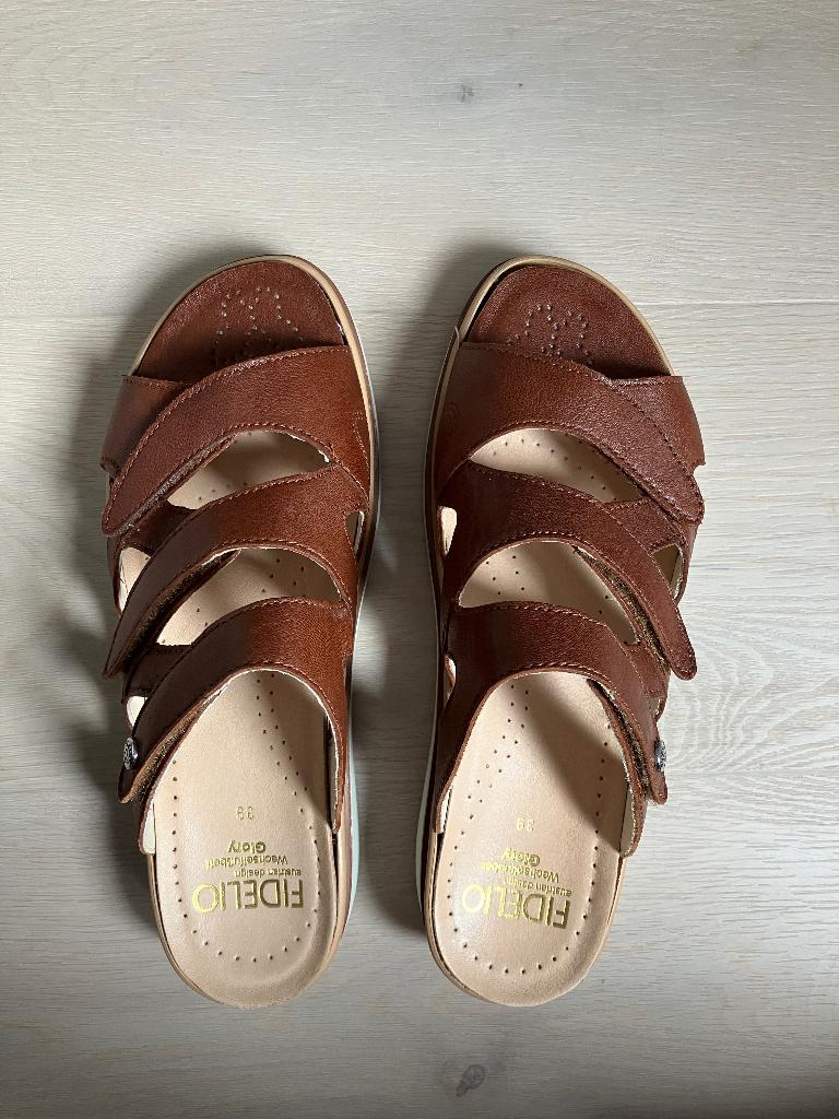 Slippers Fidelio mt.39 z.g.a.n. van 125,- voor 49,-, Kleding | Dames, Schoenen, Slippers, Bruin, Ophalen of Verzenden, Zo goed als nieuw