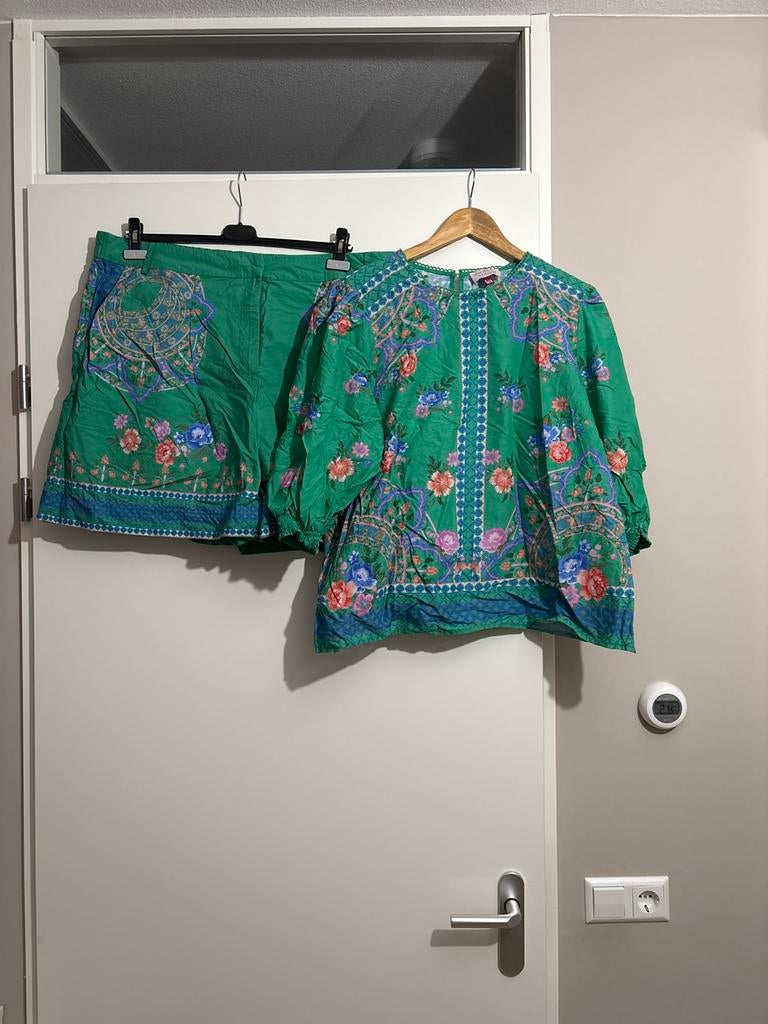 Zomers setje: korte broek (50) & blouse (48) - Love & Roses, Ophalen of Verzenden, Zo goed als nieuw, Maat 46/48 (XL) of groter