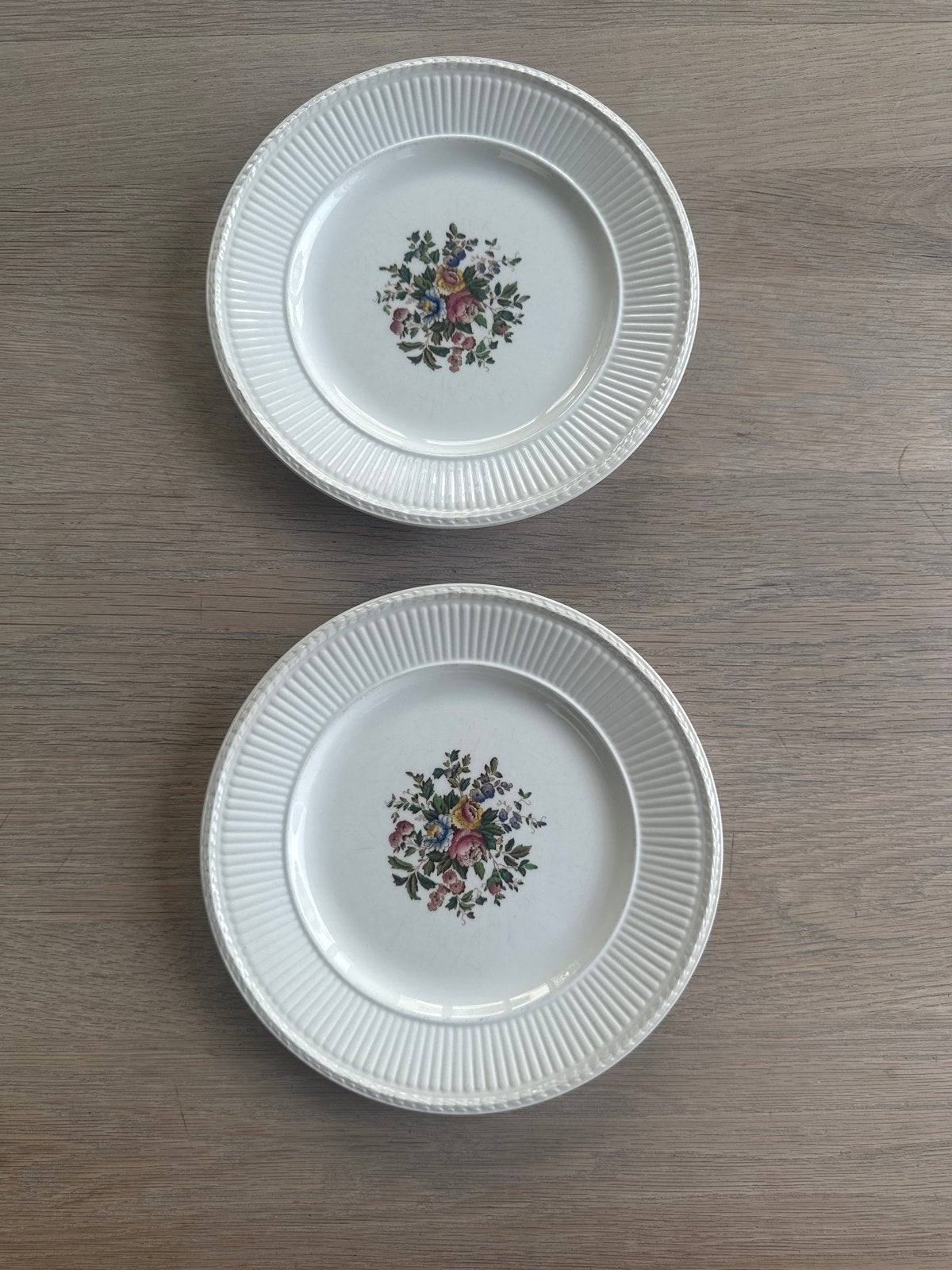 Wedgwood "Conway" borden 23cm , bloemmotief, Made in England, Ophalen