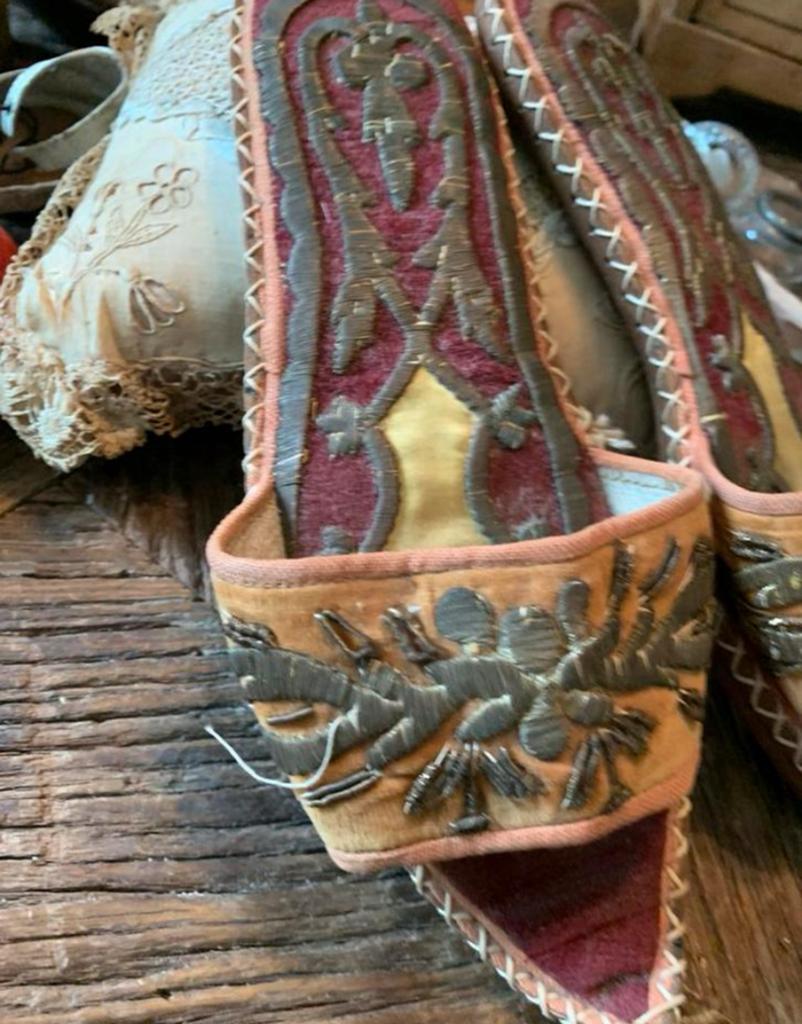 Unieke Goudbrocaat Pantoffels muiltjes - Handgemaakt, Antiek en Kunst, Ophalen of Verzenden, Dames