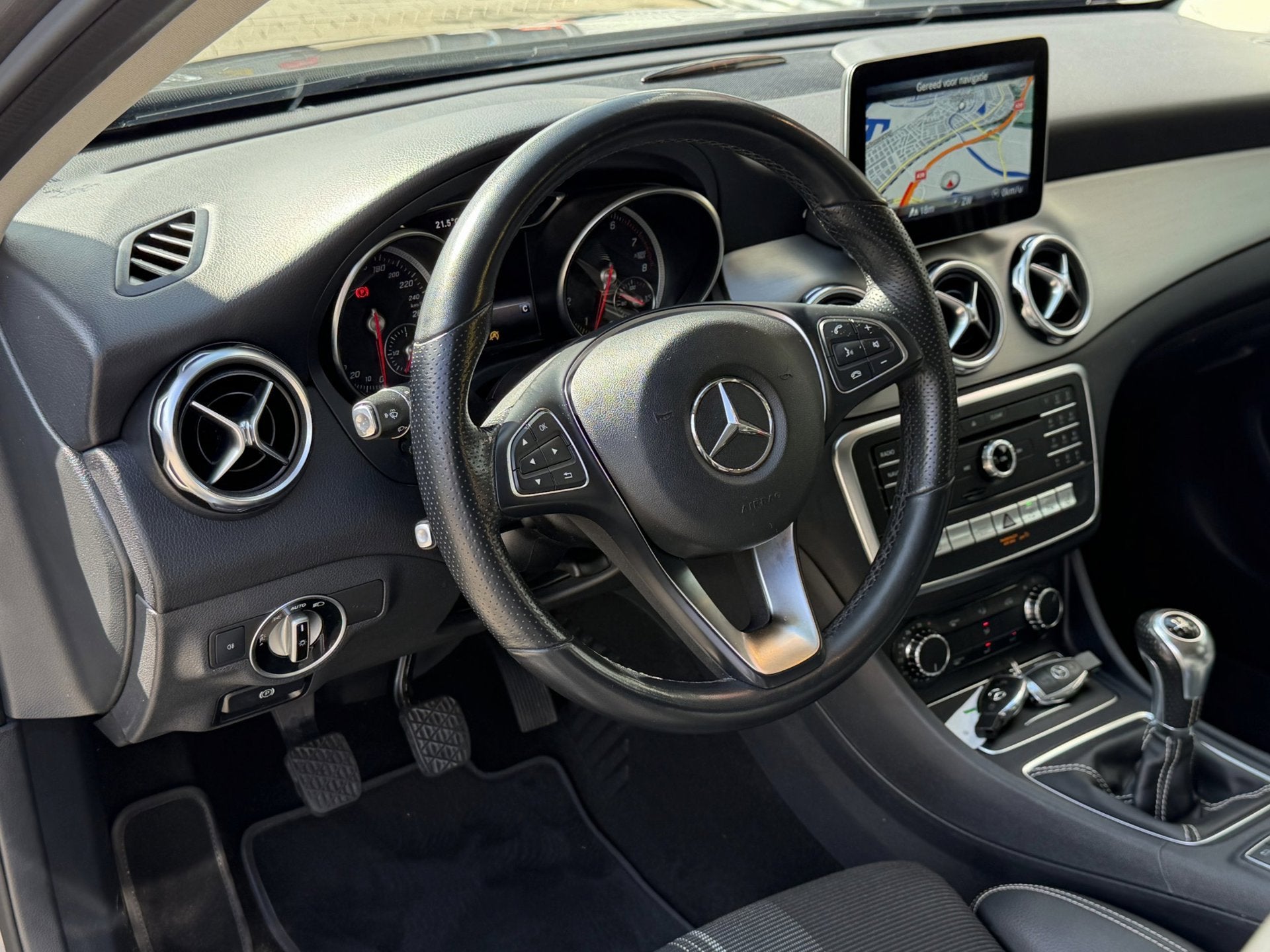 Mercedes-Benz GLA-klasse 180 Urban Sport - Navigatie I Airco, 1305 kg, Dealer onderhouden, Gebruikt, Zwart