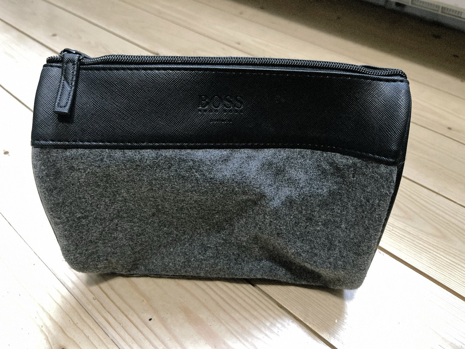 Hugo Boss Toilettas - Stijlvolle Reisgenoot, Ophalen of Verzenden, Zo goed als nieuw, Grijs, Heer of Dame