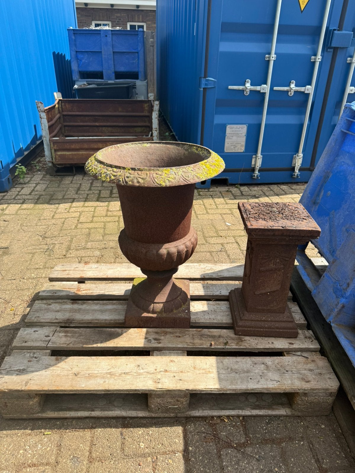 Mooie gietijzeren vaas met sokkel, Tuin en Terras, Tuinvazen, Ophalen, Zo goed als nieuw