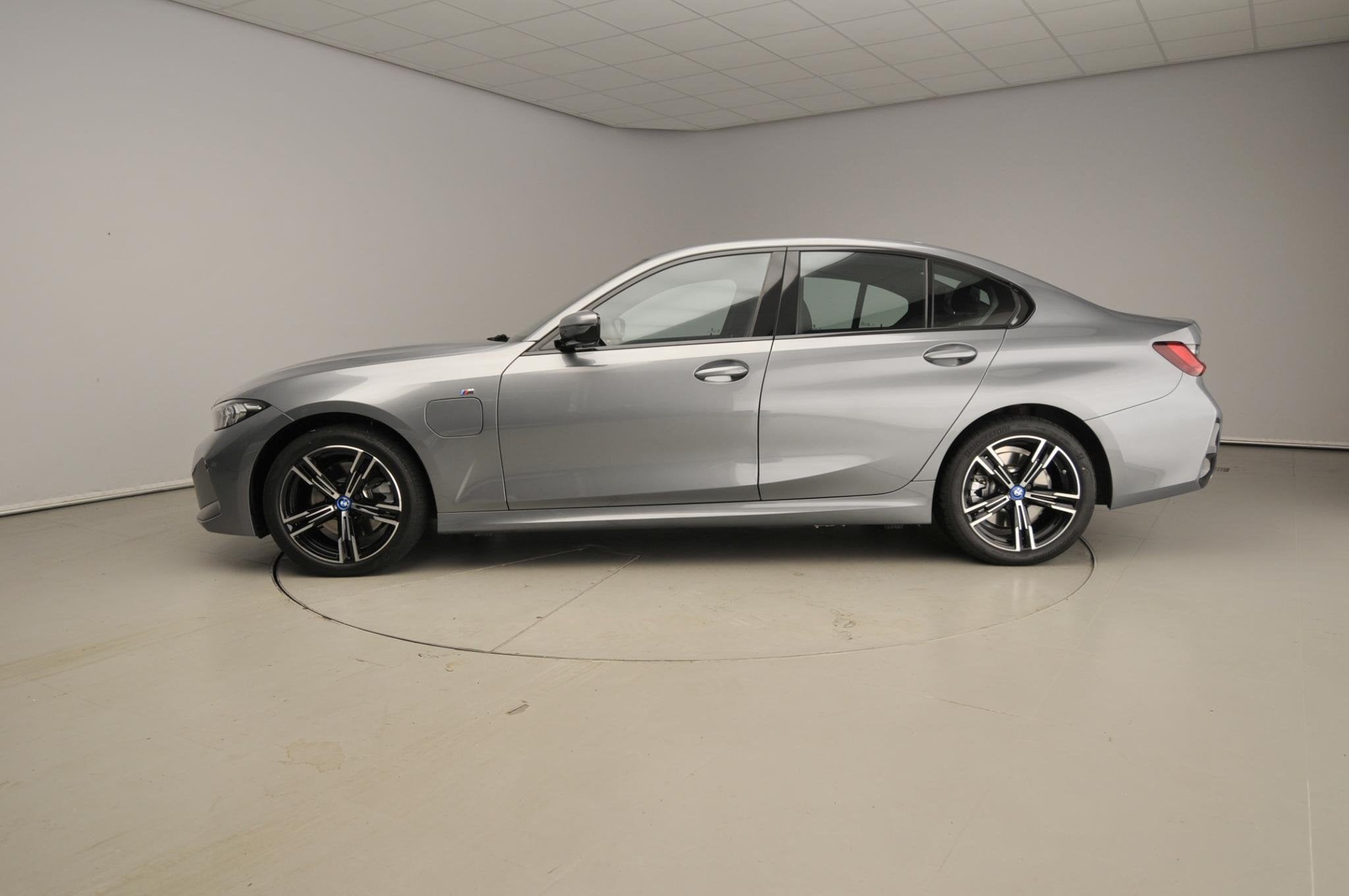 BMW 3 Serie Sedan 320e | M-Sportpakket | LED | Navigatie | S, Gebruikt, 4 cilinders, Met garantie (alle), Bedrijf