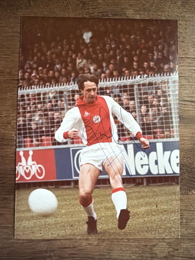 Gesigneerde foto van Johan Cruijff in Ajax-shirt, Ophalen of Verzenden, Zo goed als nieuw, Ajax, Poster, Plaatje of Sticker