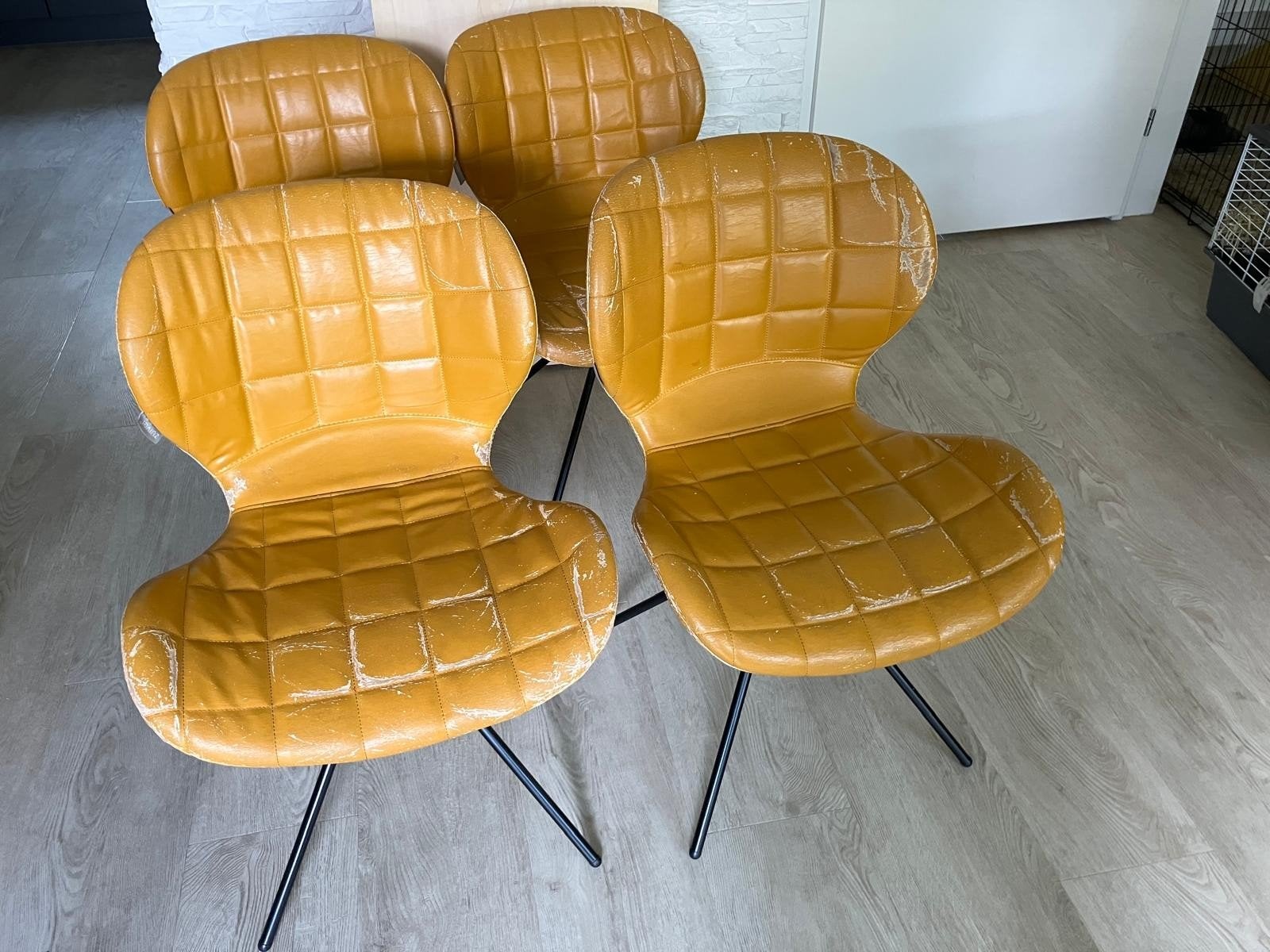 4x Zuiver OMG stoelen - okergeel, (bijna) gratis, Huis en Inrichting, Stoelen, Ophalen, Gebruikt, Overige kleuren, Stof
