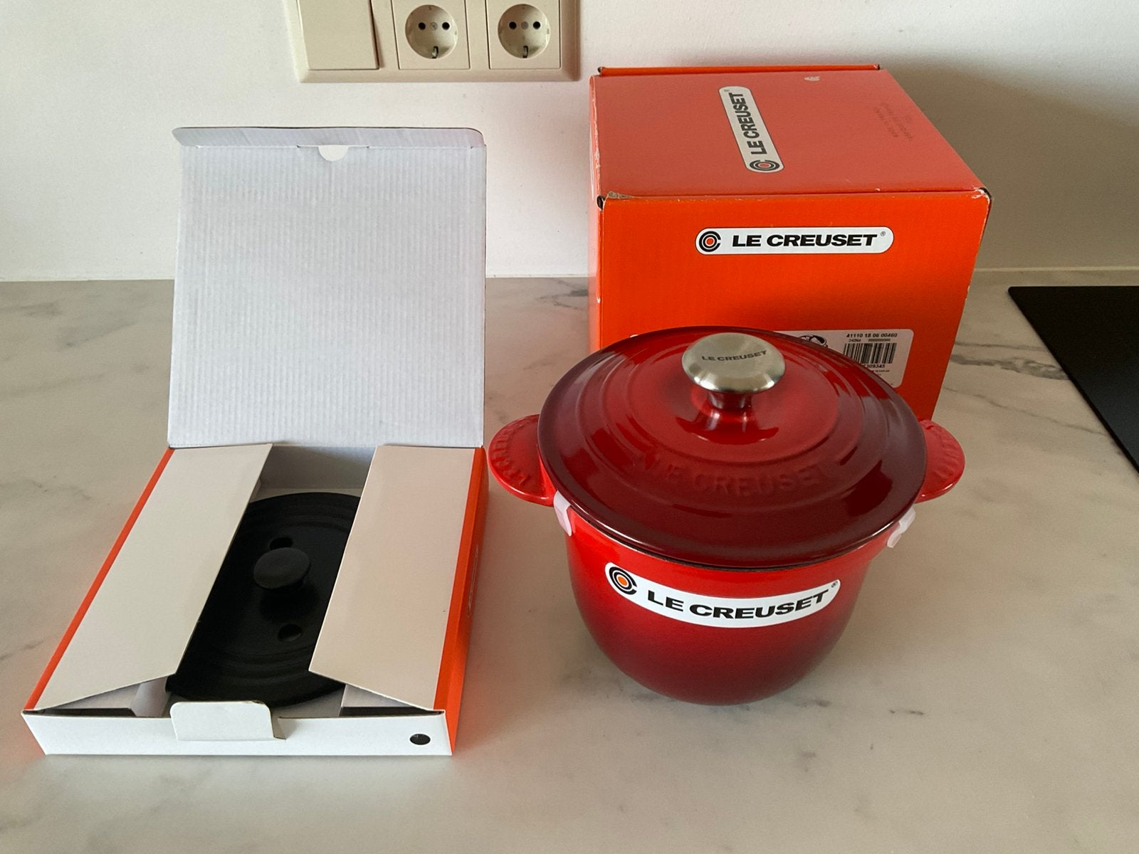 Le creuset 18 cm rijstkoker, kersenrood, nieuw in doos., Huis en Inrichting, Nieuw, Le Creuset, Ophalen of Verzenden, Met deksel