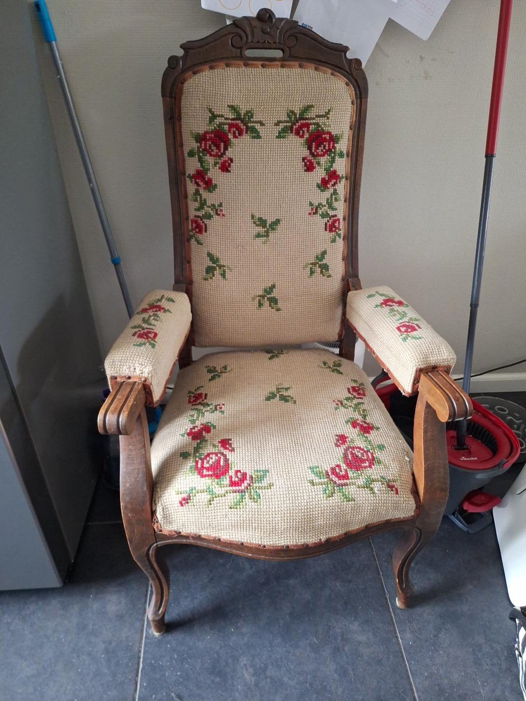 Oude verstelbare fauteuil met geborduurde bekleding., Antiek en Kunst, Ophalen