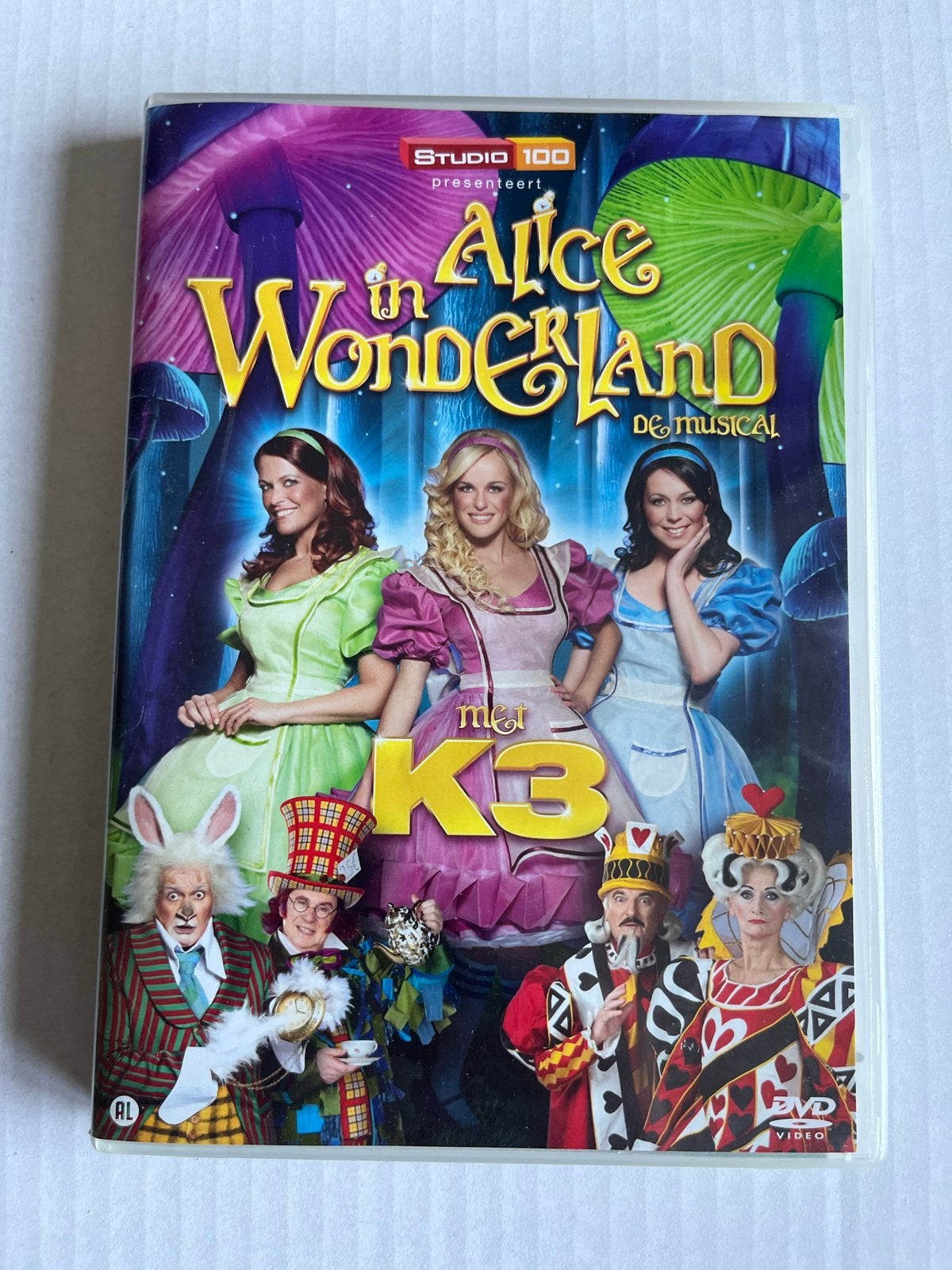 K3 in Alice in Wonderland De Musical DVD, Show, Gebruikt, Alle leeftijden, Ophalen of Verzenden