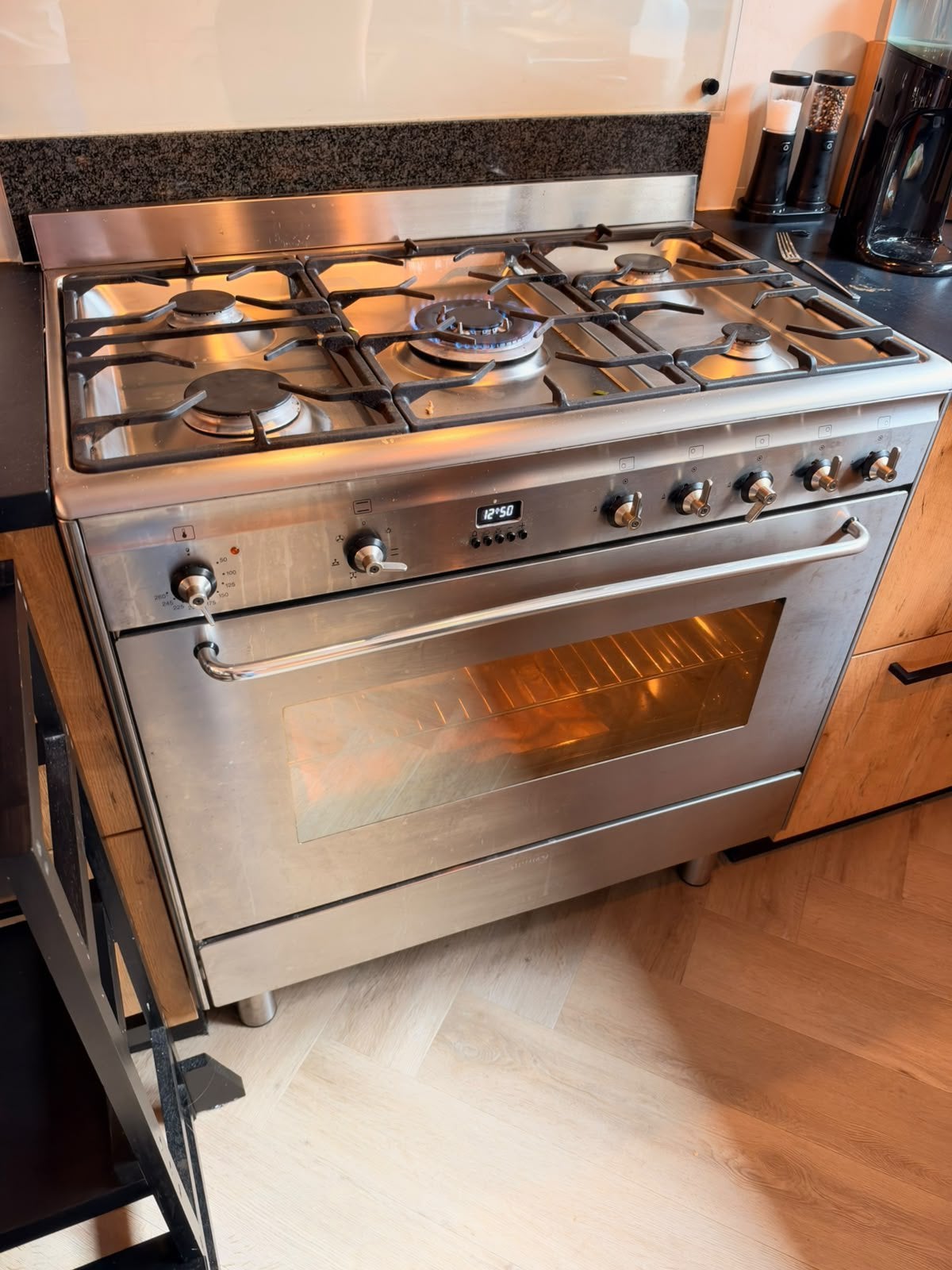 Foto 6 van Rustiek eiken U keuken met gasoven en koel/vriescombinatie