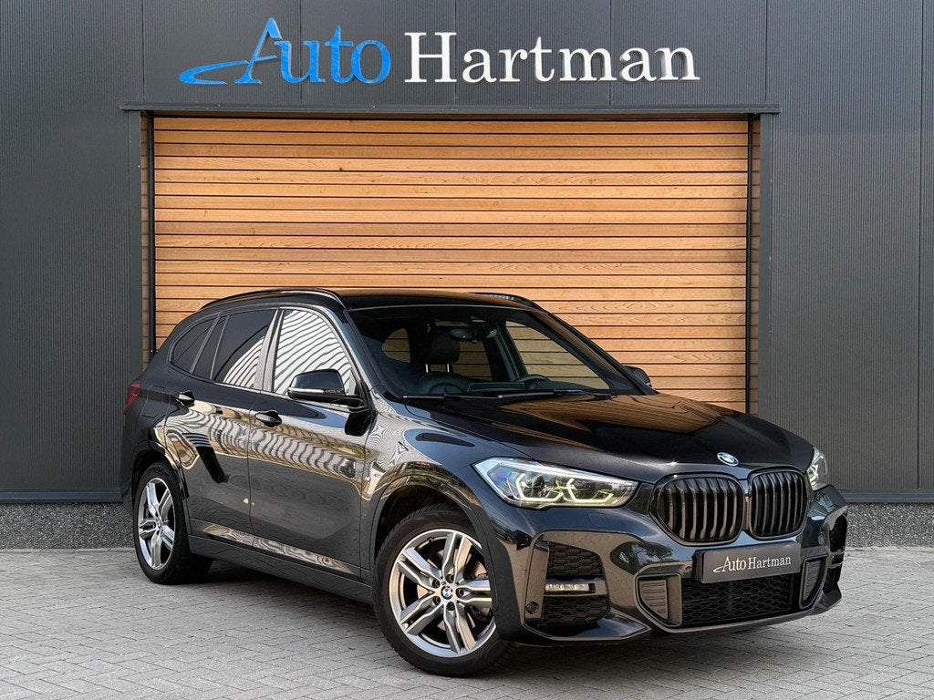 BMW X1 xDrive25e High Executive HEAD-UP|H&K|KEYLESS|TREKHAAK, Auto's, BMW, Alcantara, Zwart, Plug-in hybride, Bedrijf