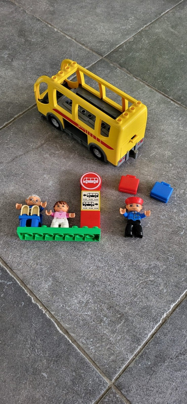 Lego Duplo bus met figuren en bushalte (mist klepjes), Inclusief minifiguren, Gebruikt, Overige thema's, Lego