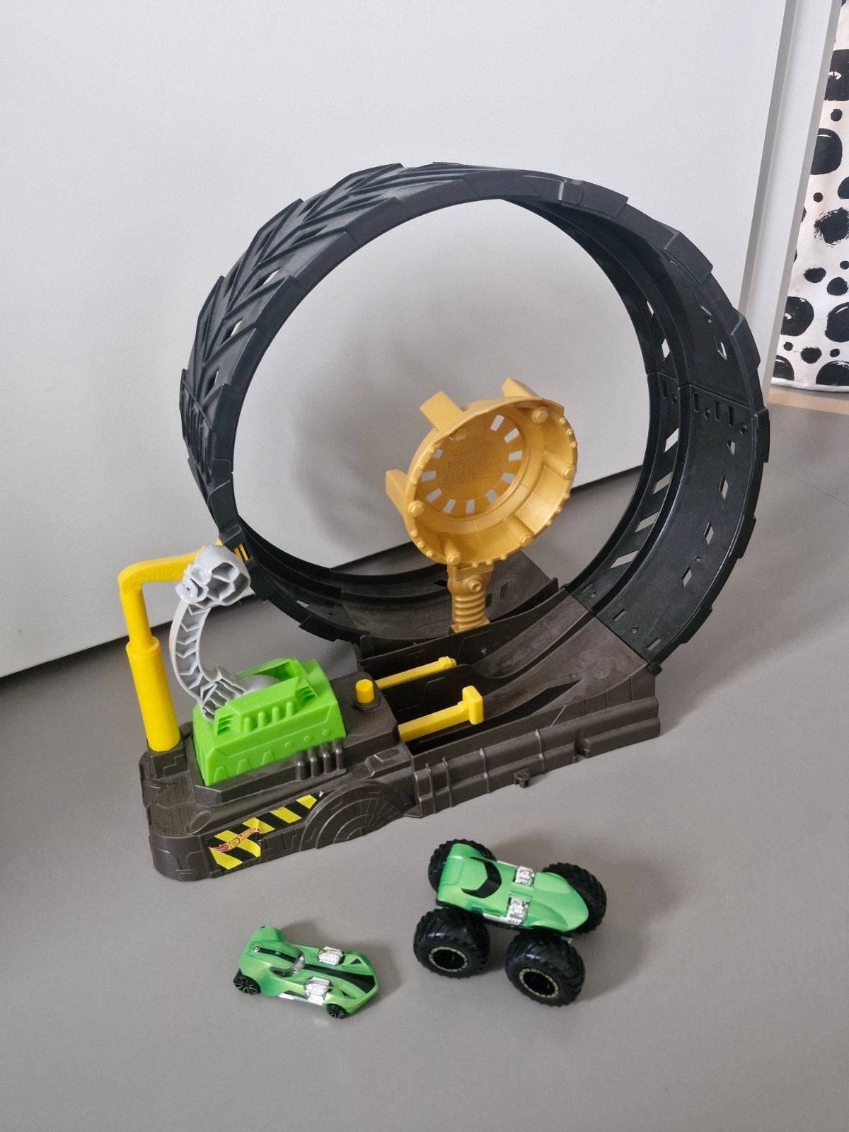 Hot Wheels Monster Trucks Looping Baan met Auto's, Kinderen en Baby's, Ophalen, Zo goed als nieuw