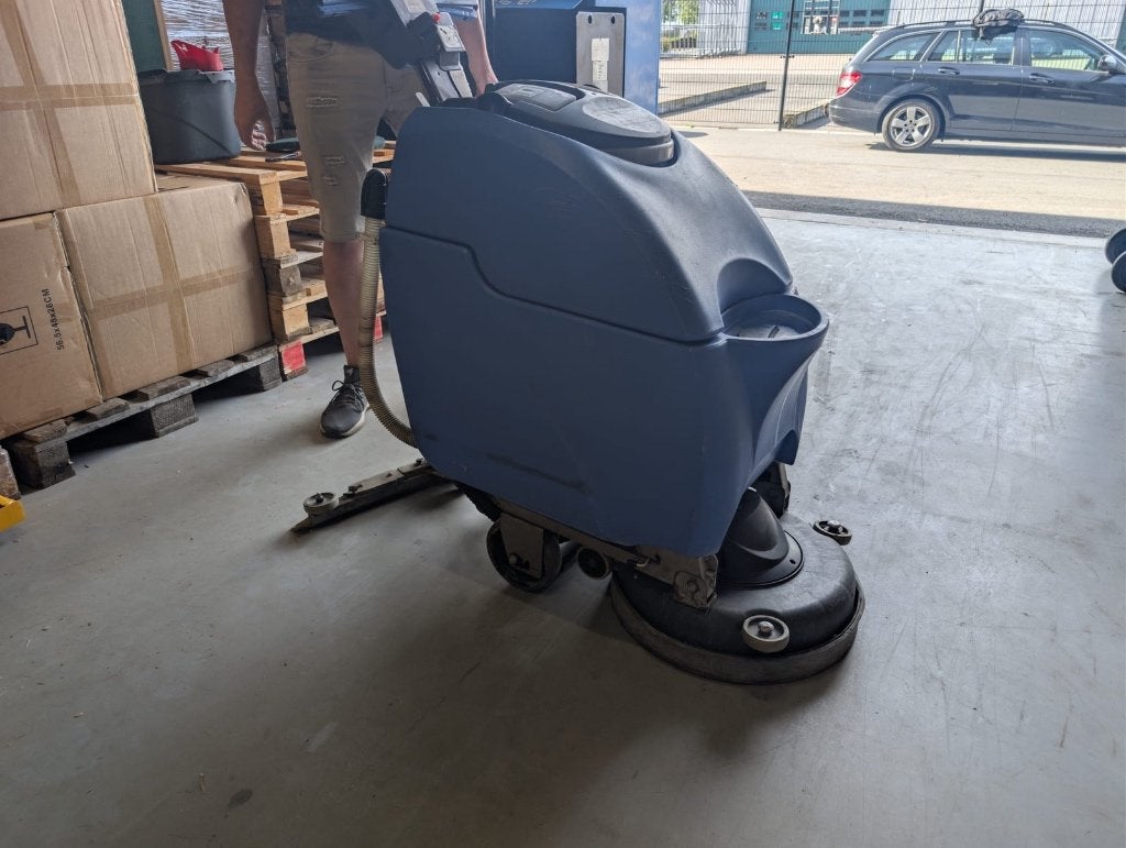 Numatic TTB 3450 accu schrobzuigmachine 24V, werkt goed, Ophalen, Info@numatic.nl, Schrobmachine, Vennootsweg 15, 2404 CG Alphen aan den Rijn, Nederland