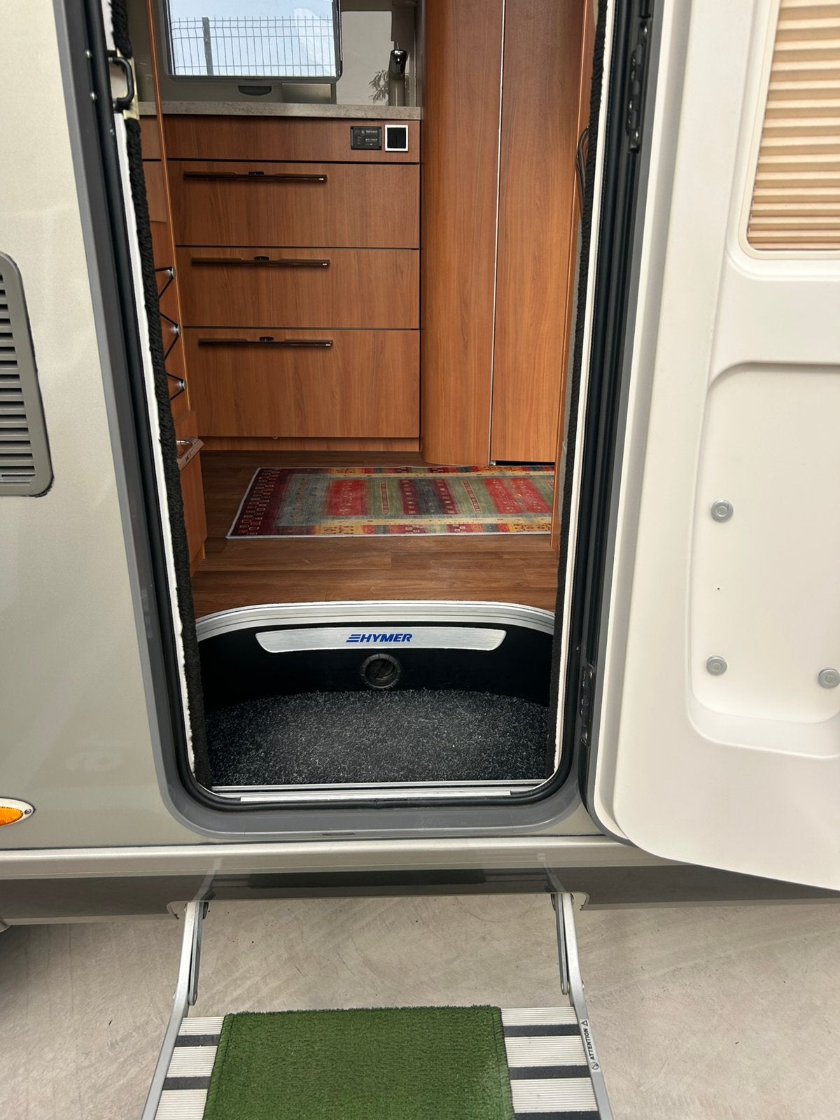 Foto 13 van Hymer B 534 DL Integr.Camper met autom.motor airco als nieuw