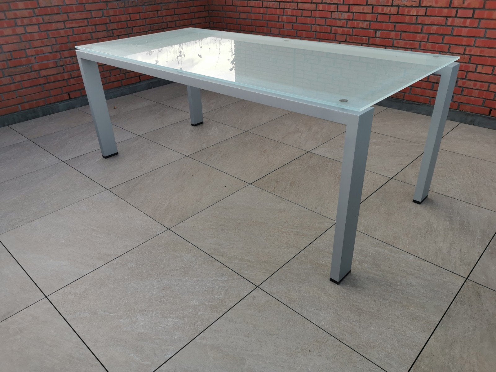 Moderne eettafel Arco met glazen blad en metalen onderstel, Ophalen, Gebruikt, Modern, Industrieel, 50 tot 100 cm