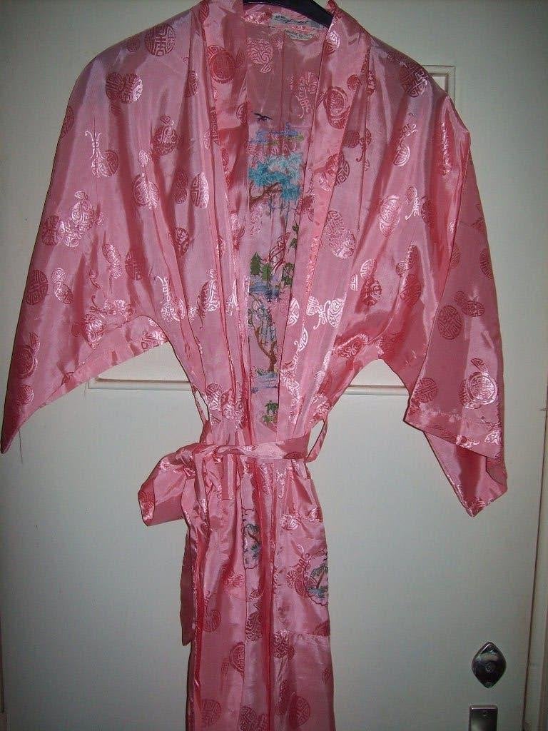 Roze satijnen kimono met borduursel - Maat M, Kleding | Dames, Zie foto 5, Ophalen of Verzenden, Nieuw, Maat 38/40 (M)