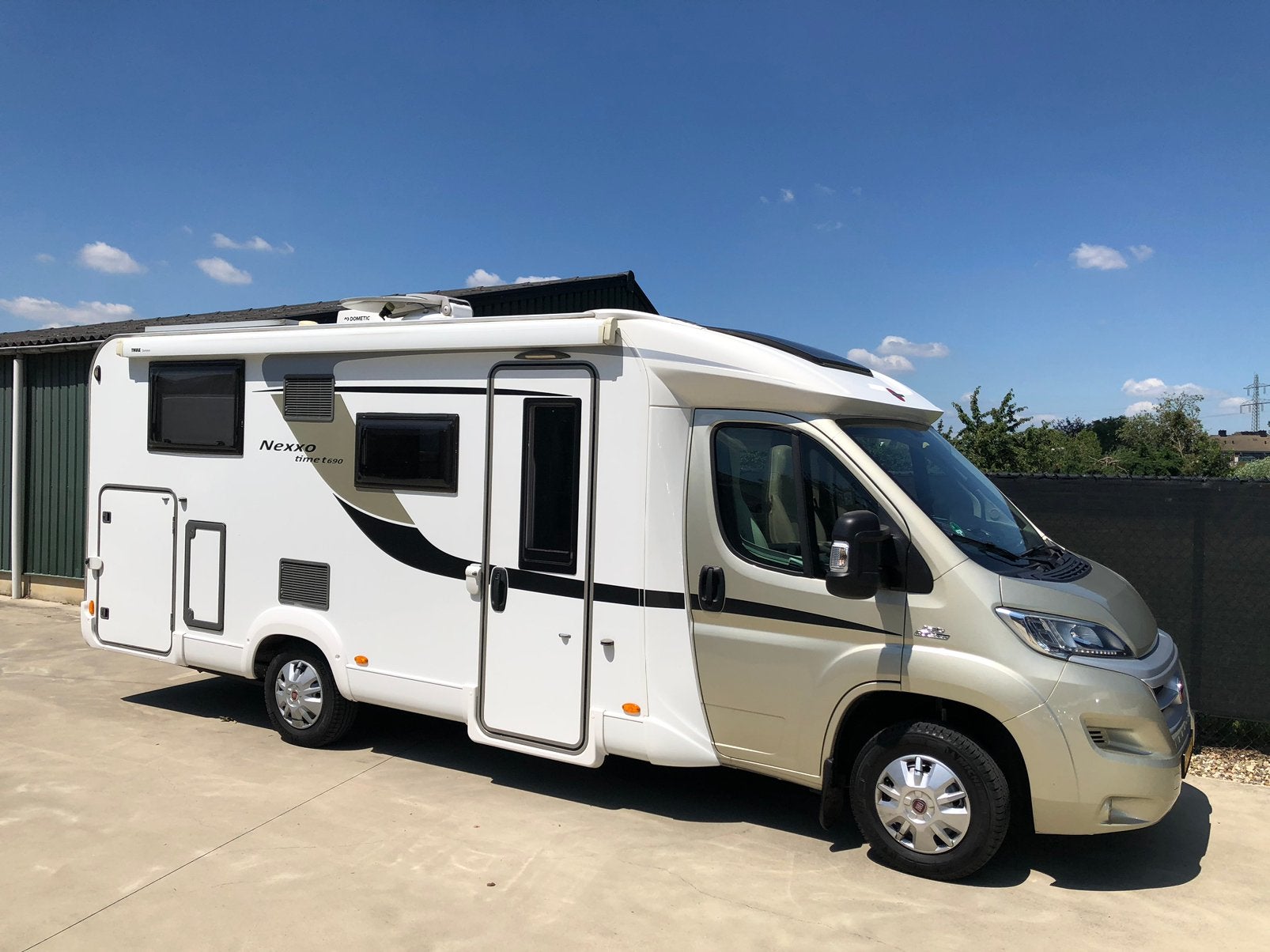 Caravans And Camping Smetteloze
