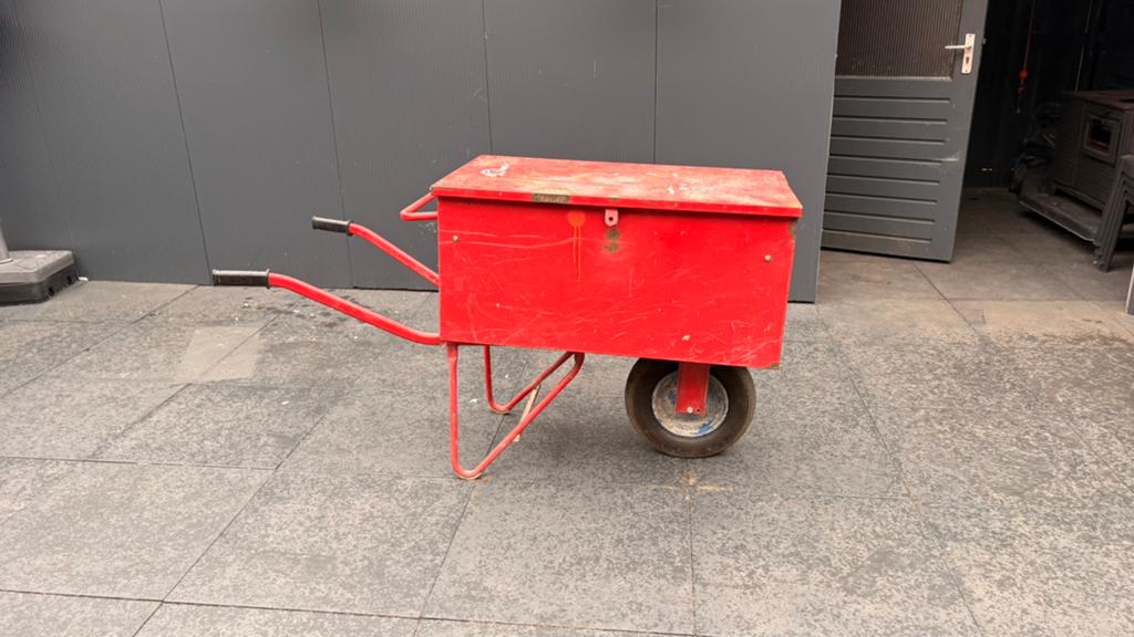 Dichte kruiwagen, Ophalen
