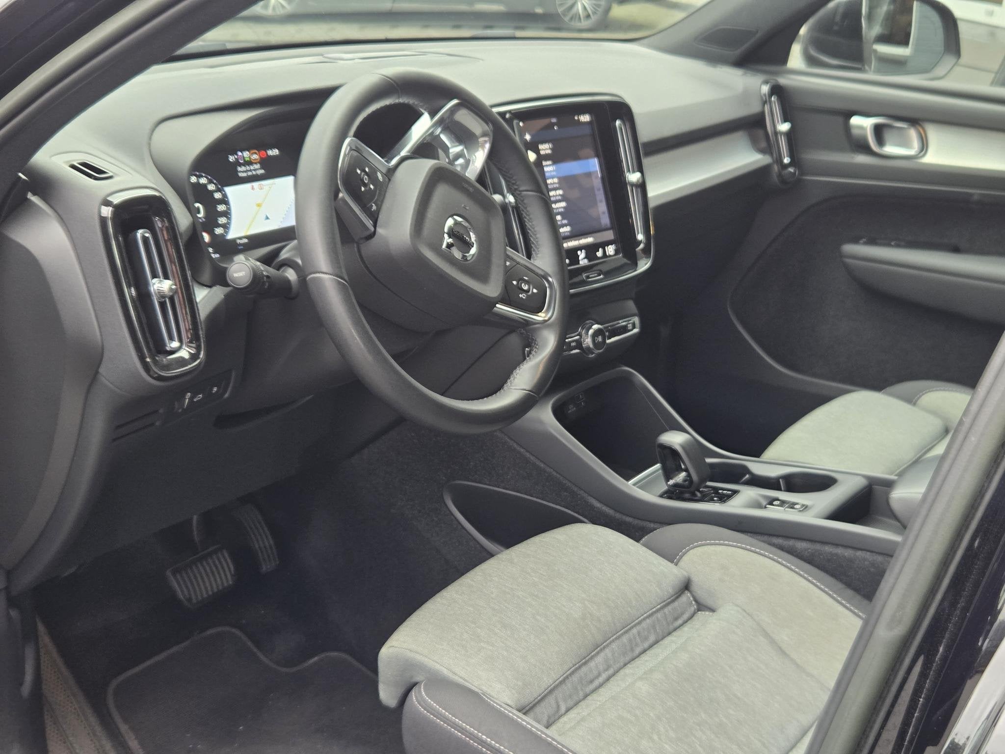 Volvo XC40 1.5 T4 PHEV, Essential Bright Trekhaak, Camera, N, Stof, Euro 6, 1712 kg, Zwart