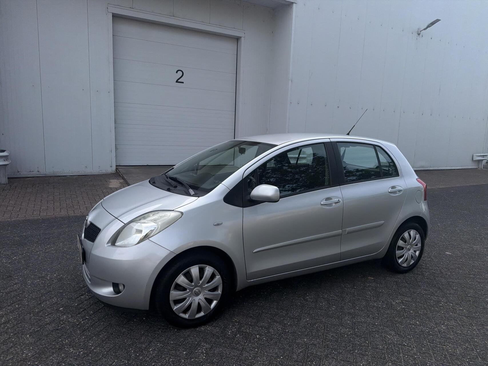 Toyota Yaris 1.3 VVTi Sol - 5DEURS/AIRCO/TREKHAAK/NAP, Auto's, Toyota, 4 cilinders, 995 kg, 547 kg, Origineel Nederlands