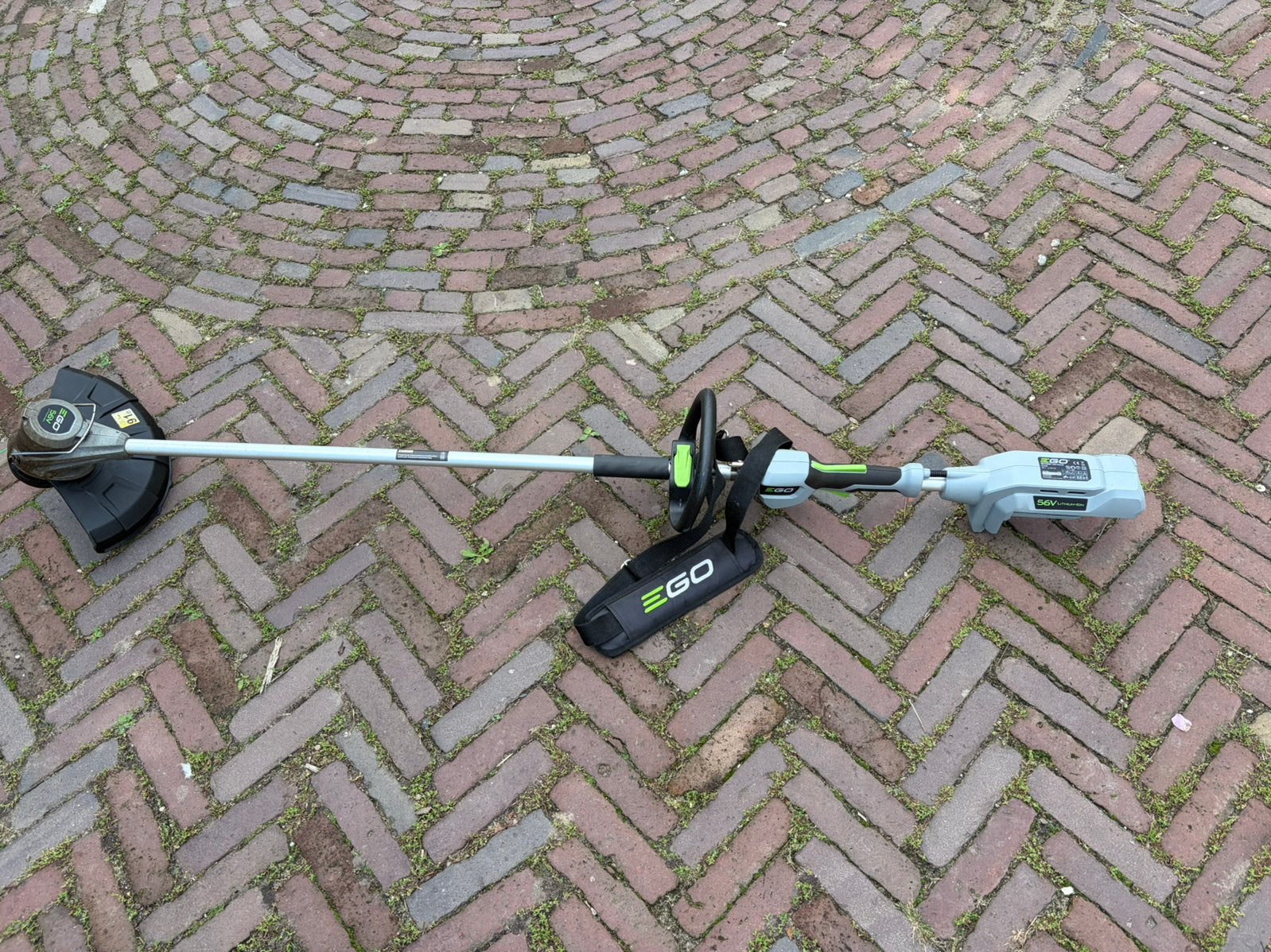 EGO grastrimmer kantenmaaier bosmaaier accu machine, Ophalen, Gebruikt, Accu