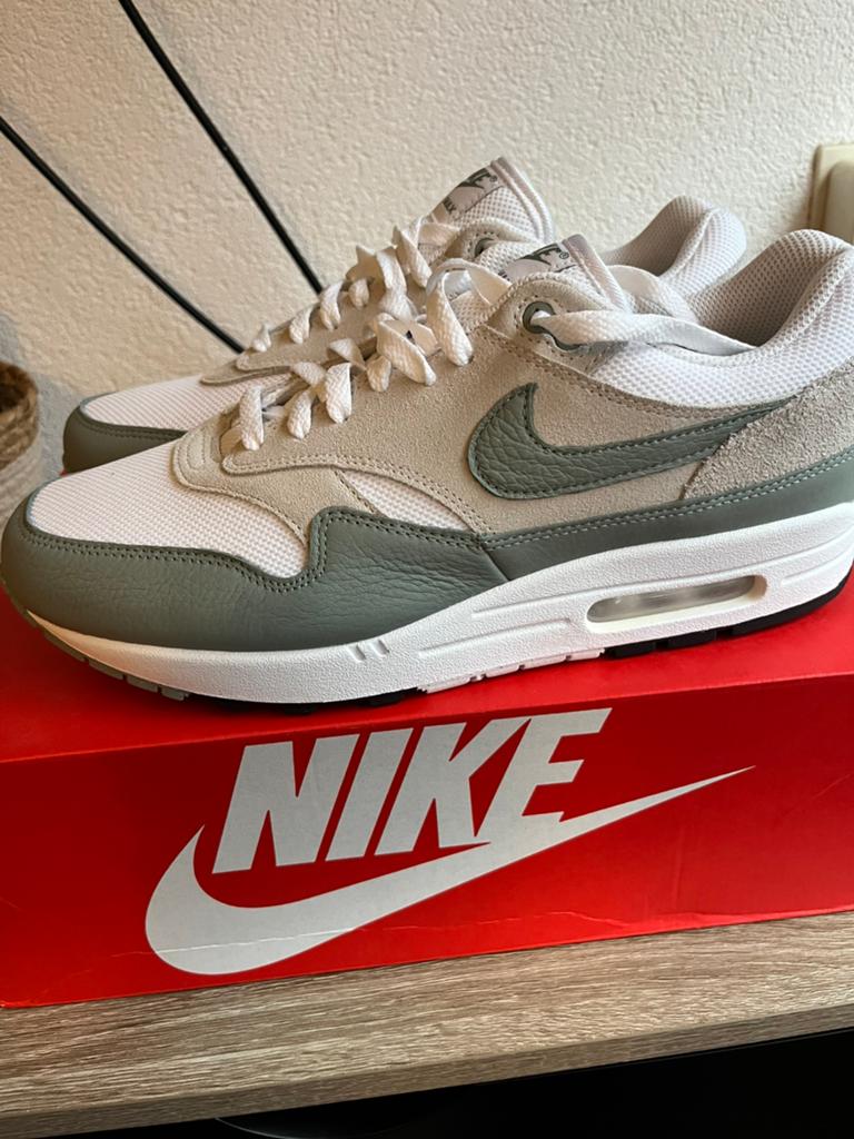 Nike air max 1 mica green 44,5 ds, Kleding | Heren, Schoenen, Ophalen of Verzenden, Nieuw, Overige kleuren