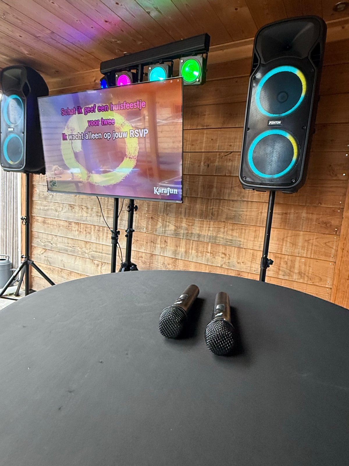 Te huur: Complete Karaoke Set - Speakers, Microfoons, TV, Ophalen, Nieuw, Complete set