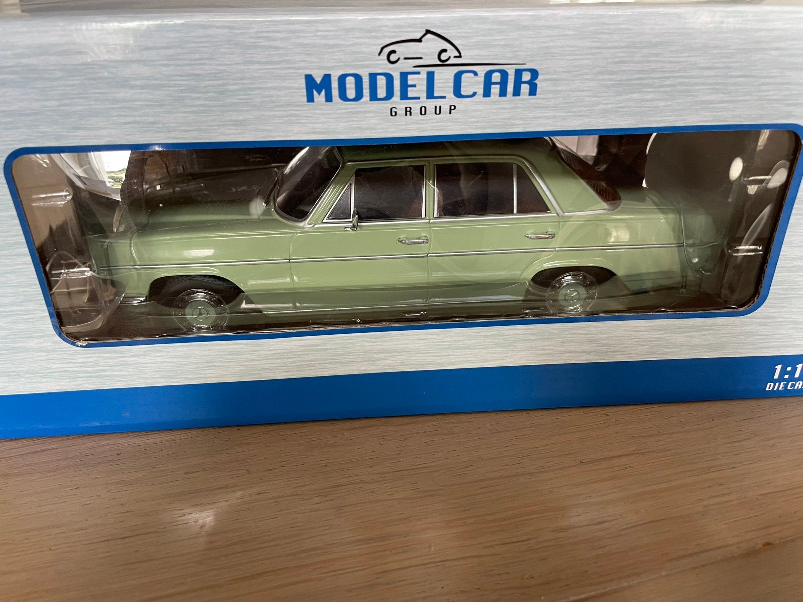 Mercedes Benz W115 1:18, Hobby en Vrije tijd, Modelauto's | 1:18, Ophalen of Verzenden, Zo goed als nieuw