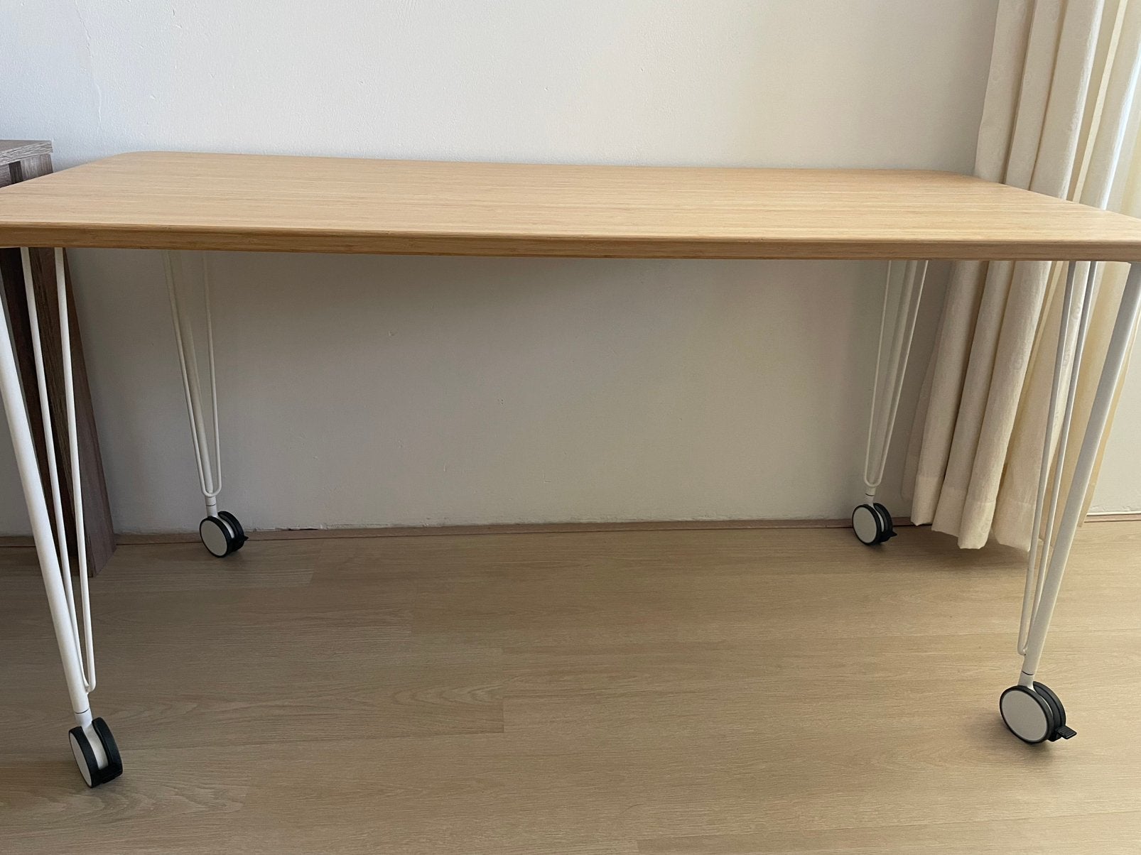 Bureau, houten blad, witte poten, verrijdbaar, Huis en Inrichting, Bureaus, Ophalen, Scandinavisch, Zo goed als nieuw, Demontabel