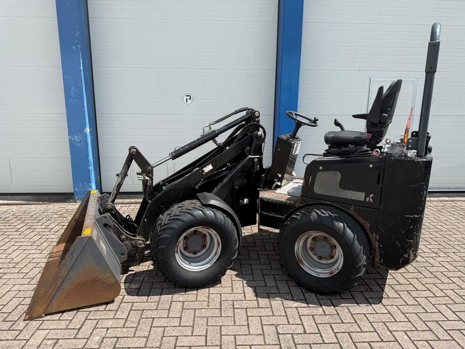 Knikmops - 180 - Shovel - 2020, Wiellader of Shovel
