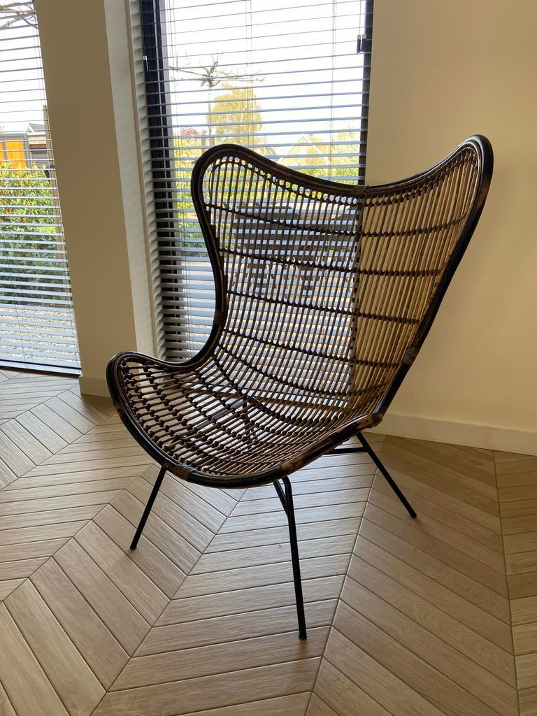 Trendy rotan vlinderstoel met antiek bewerkte rand, Huis en Inrichting, Stoelen, Bruin, Riet of Rotan, Ophalen of Verzenden, Zo goed als nieuw