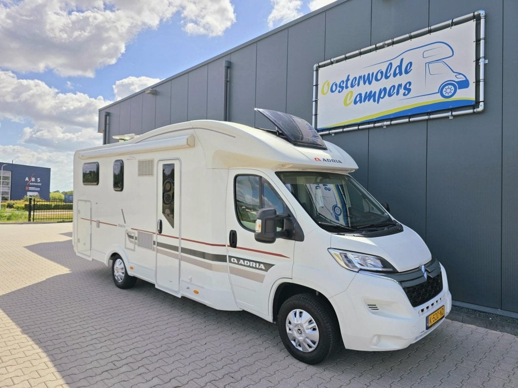 Adria Matrix 670 SL Lengtebed Hefbed 5persoons Solar Camera, Ringverwarming, 7 tot 8 meter, Bedrijf, Adria