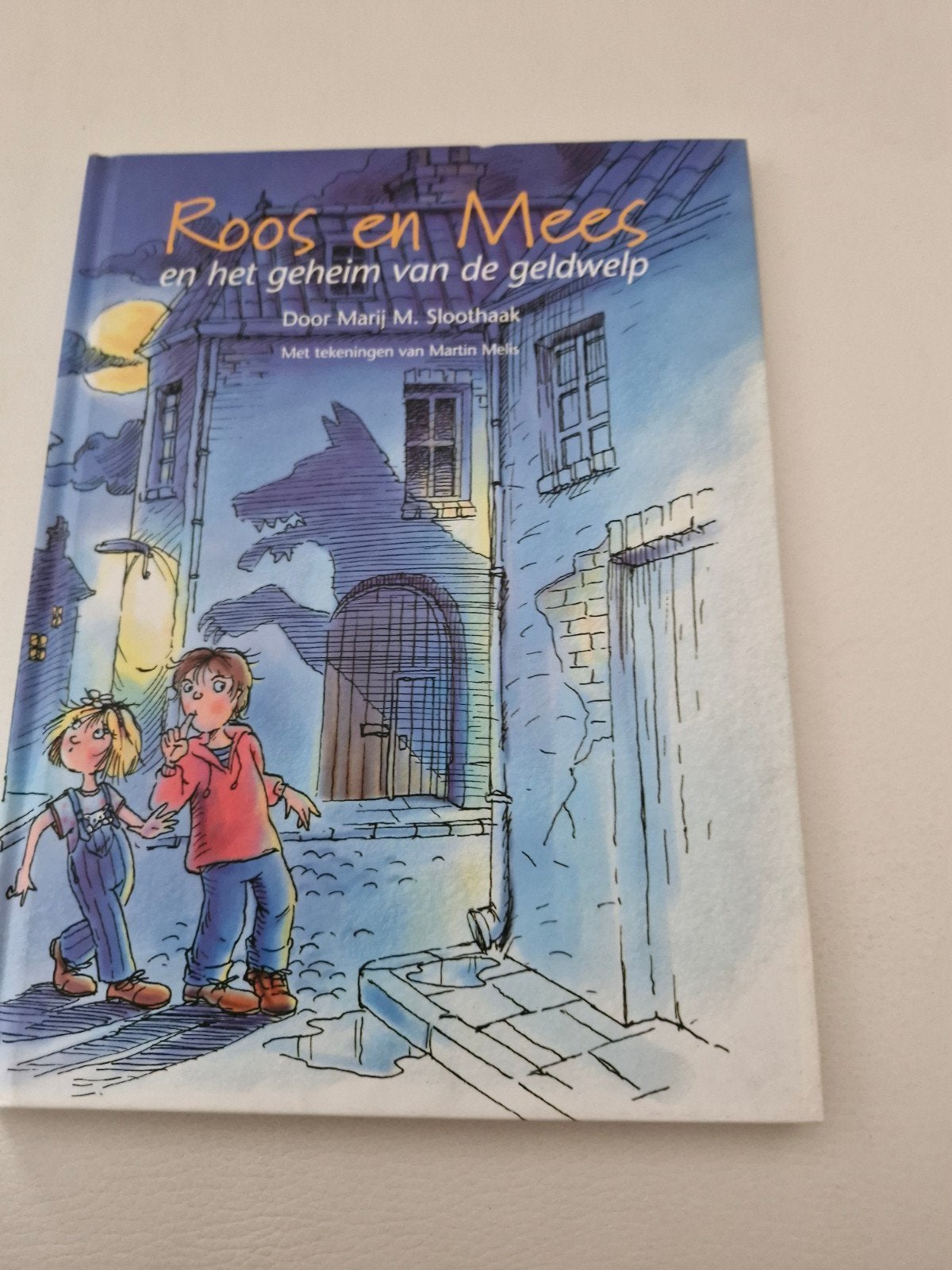 Roos en Mees en het geheim van de geldwelp - Kinderboek, Ophalen of Verzenden, Zo goed als nieuw, Marij M. Sloothaak, Fictie algemeen
