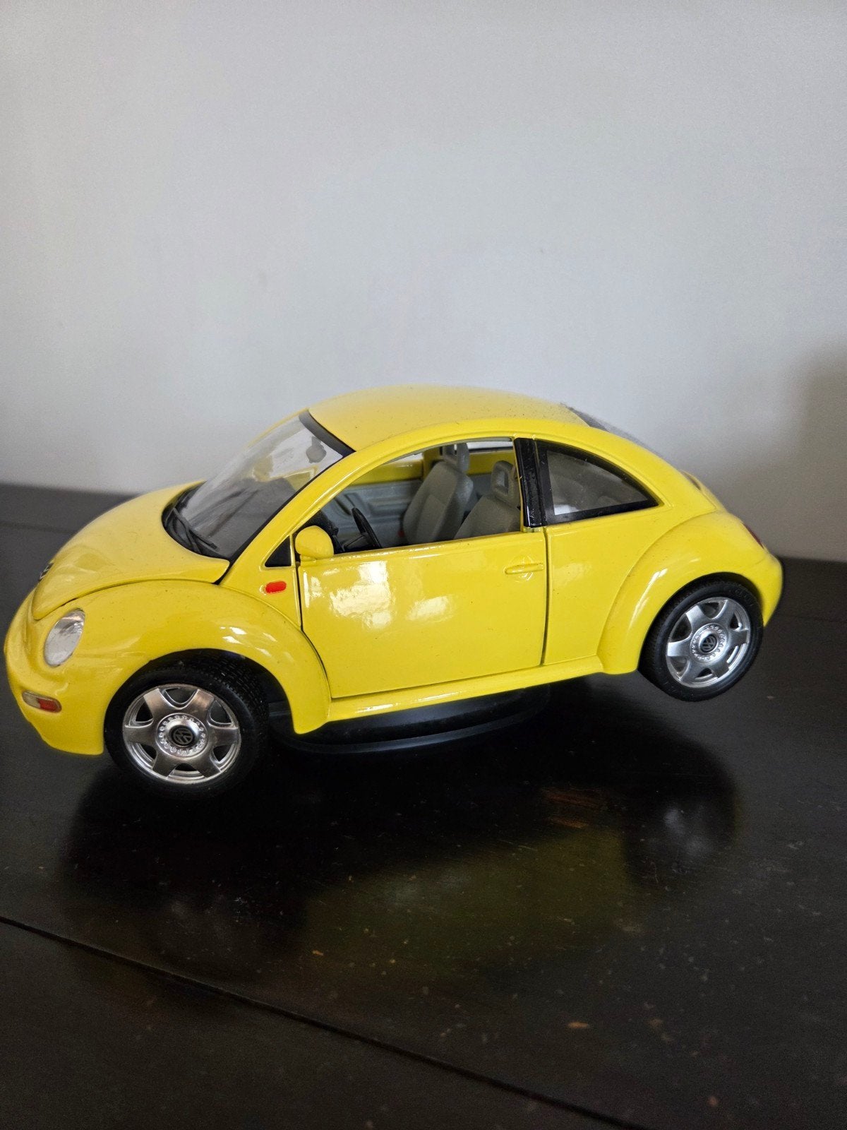 Gele miniatuur Volkswagen Kever - Bburago, Ophalen of Verzenden, Gebruikt, Auto, Overige merken