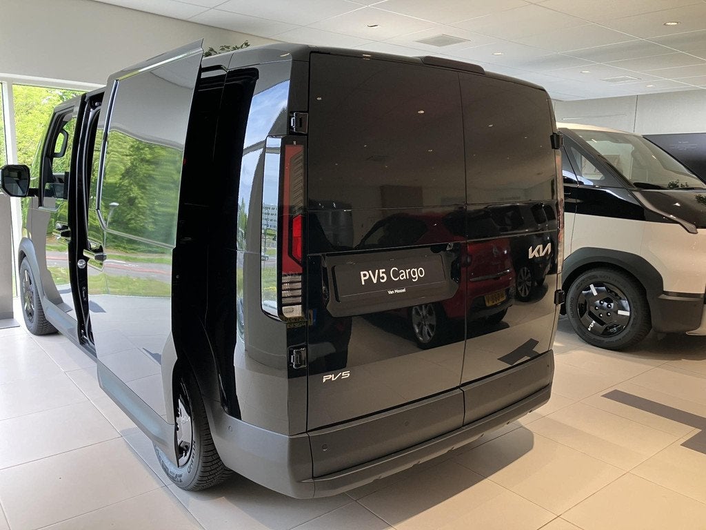 Kia PV5 L2H1 Elite 51.5 kWh RIJKLAAR! (excl. BTW) | Navi | C, Auto's, Bestelauto's, 12 maanden, Stof, 750 kg, Zwart