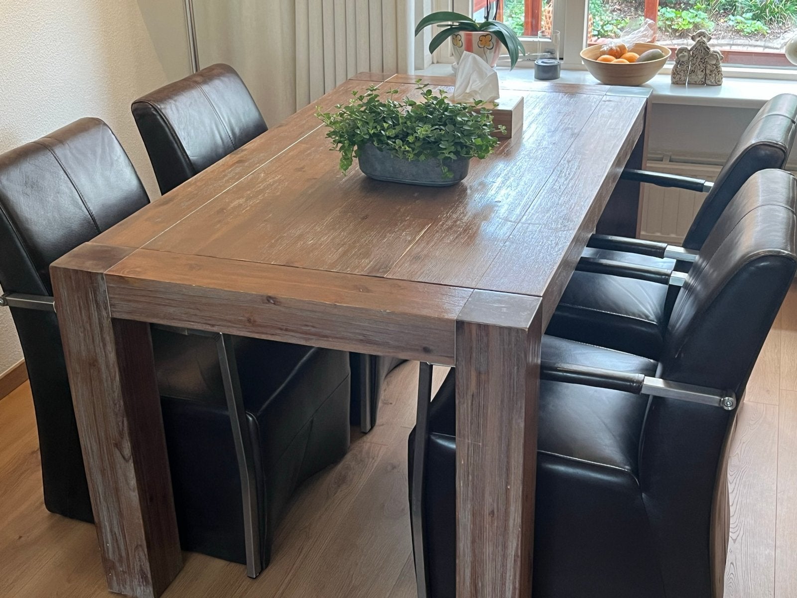 Eettafel(25) en 4 stoelen( gratis) - robuust hout en leer, Gebruikt, 150 tot 200 cm, Vier personen, Rechthoekig