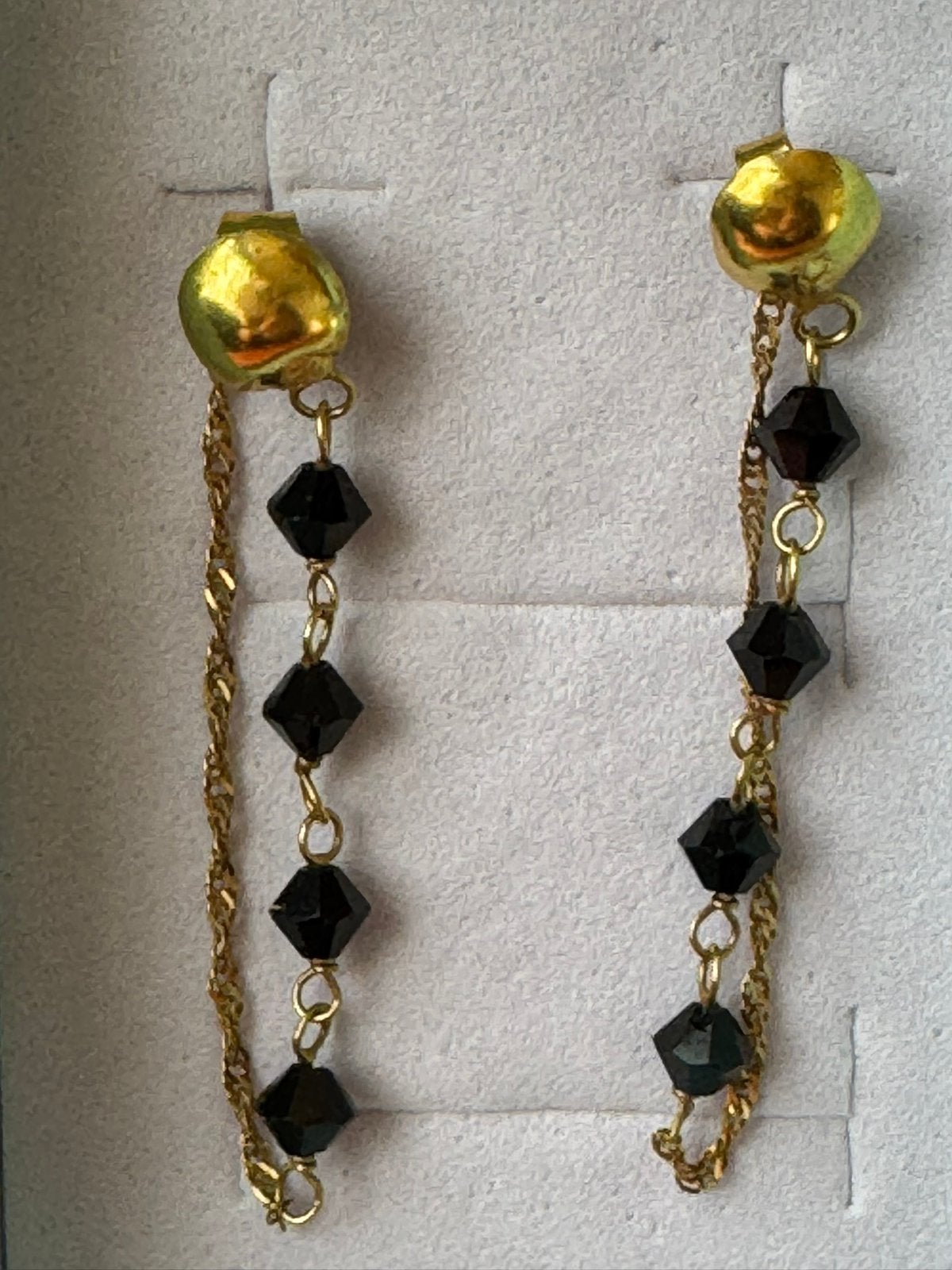 14 karaat gouden oorbel met mooie zwarte kraal., Zwart, Nieuw, Ophalen of Verzenden, Knopjes of Stekers