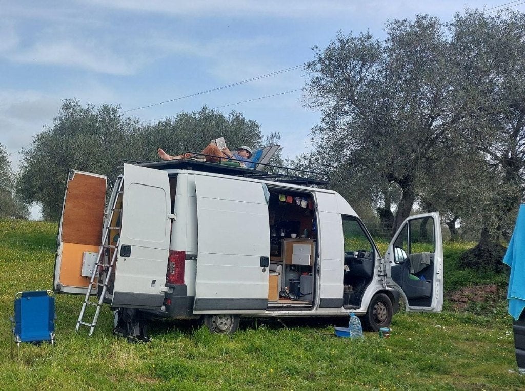 Fiat Ducato Buscamper – Off-grid, dakterras & Reisklaar, Auto's, Fiat, Voorwielaandrijving, 94 pk, Stof, 2000 kg