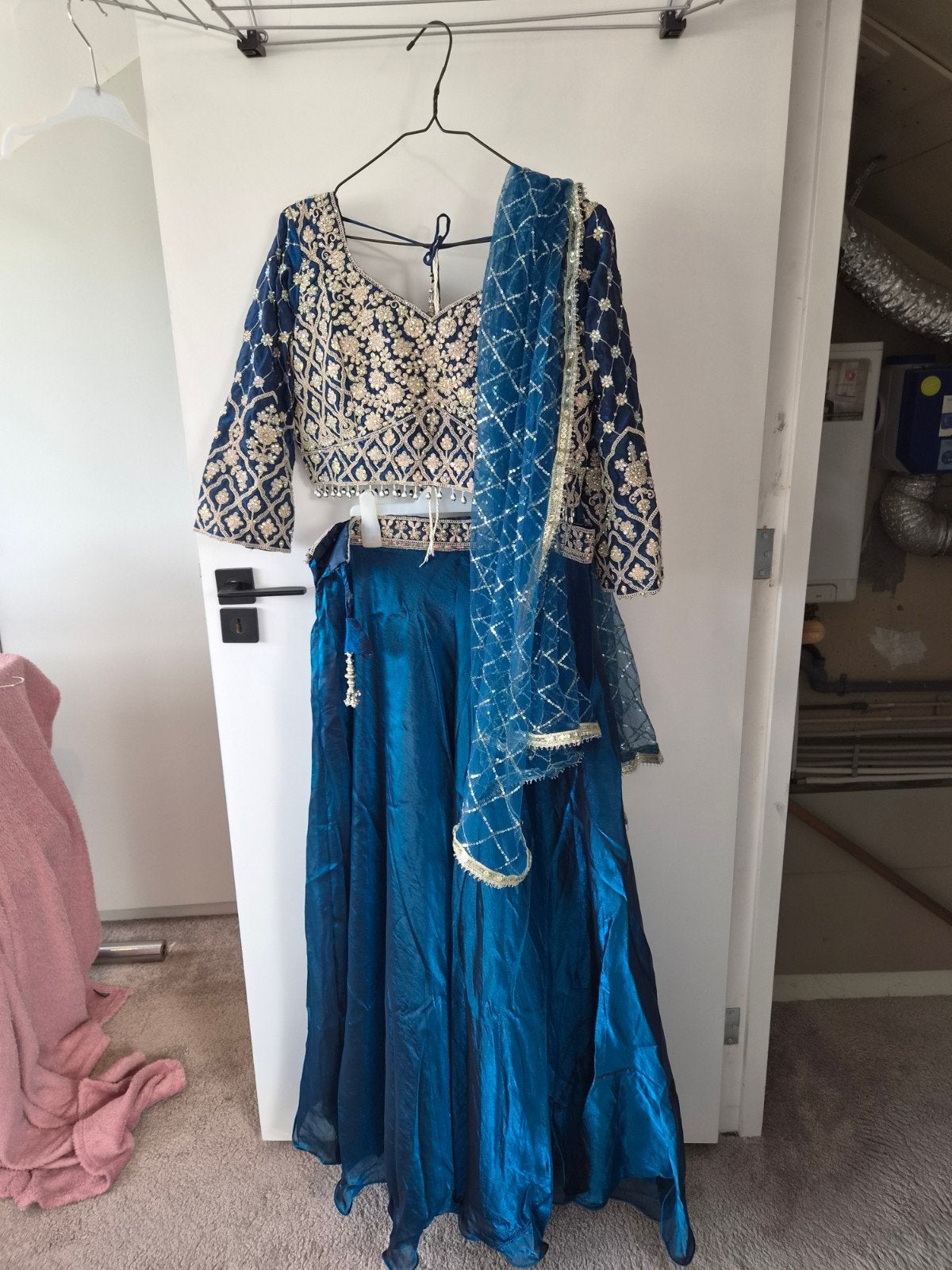 Prachtige Blauwe Indiase Lehenga Choli met Goud Borduurwerk, Maat 38/40 (M), Blauw, Ophalen of Verzenden, Zo goed als nieuw
