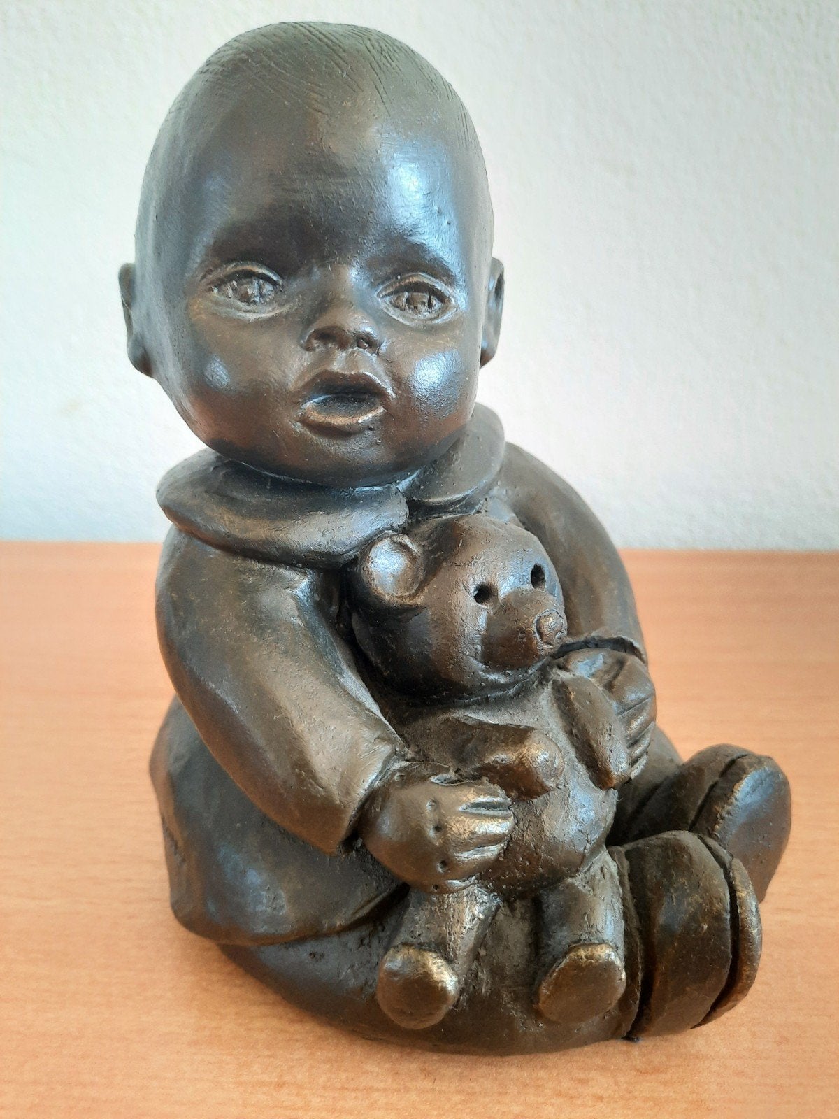 beeldje baby met beer, Ophalen of Verzenden, Zo goed als nieuw, Mens