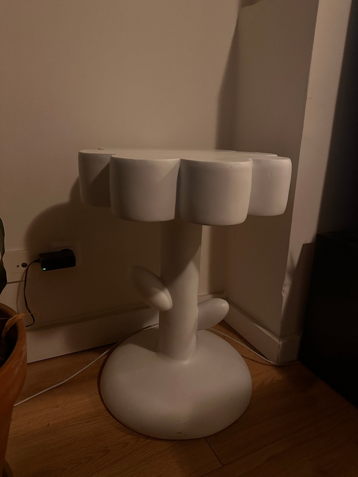Unieke bloemvormige bijzettafel - wit, Gebruikt, Overige vormen, Ophalen, 45 tot 60 cm