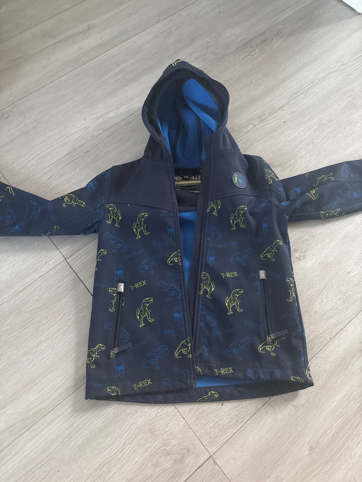 Softshell jas met T-Rex print - Maat 134, Kinderen en Baby's, Kinderkleding | Maat 134, Ophalen of Verzenden, Zo goed als nieuw