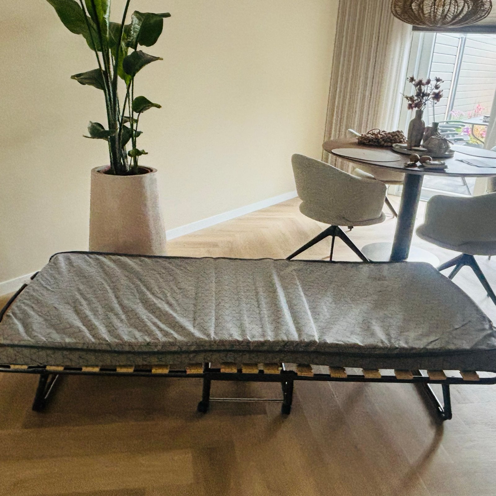 Opvouwbaar logeerbed met matras - Zo goed als nieuw, Huis en Inrichting, Slaapkamer | Bedden, Ophalen, 90 cm, Eenpersoons, Zwart