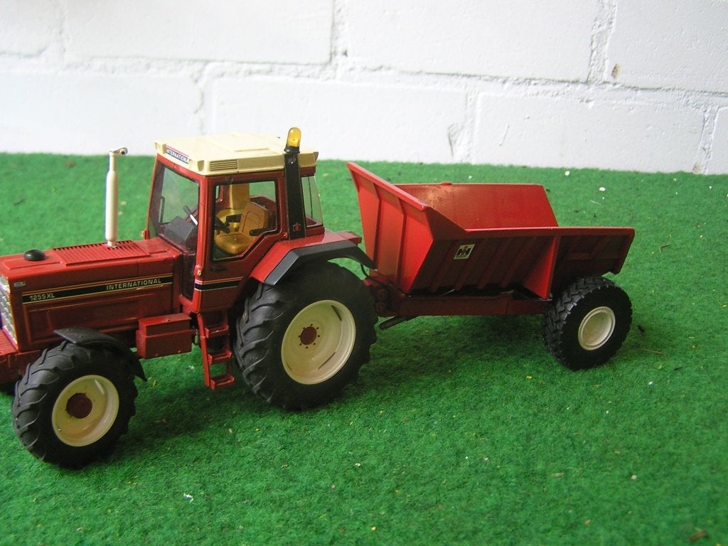 dumper kiepwagen in ih kleur, Ophalen of Verzenden, Zo goed als nieuw, Tractor of Landbouw, Britains