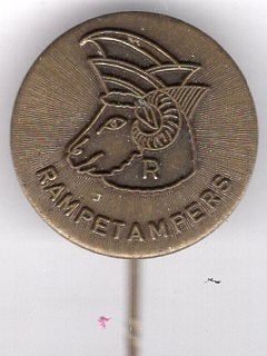 Rampetampers Helmond koper carnavals speldje ( Z_226), Ophalen of Verzenden, Zo goed als nieuw, Stad of Land, Speldje of Pin