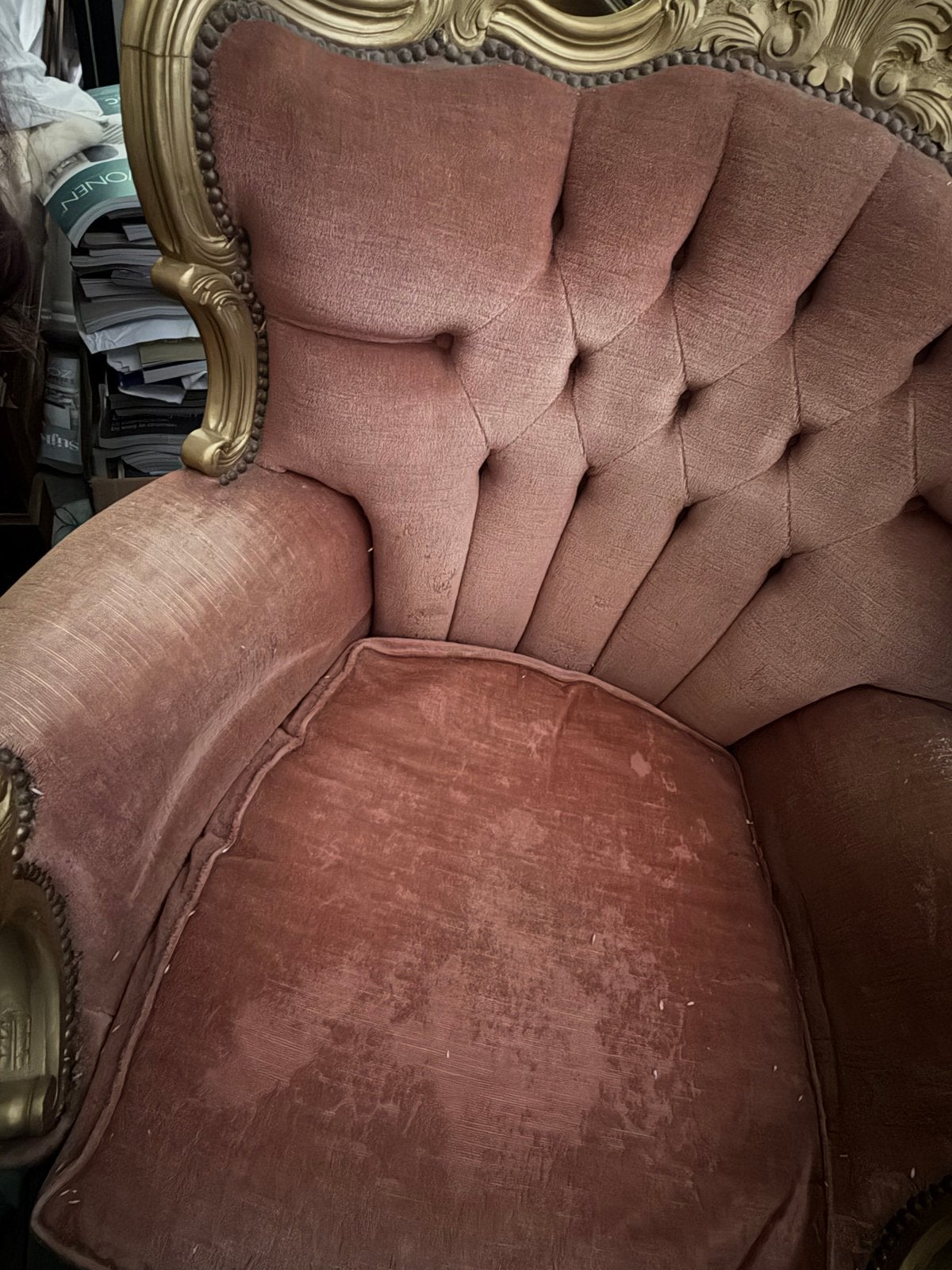 Antieke roze fauteuil met gouden accenten, Ophalen of Verzenden