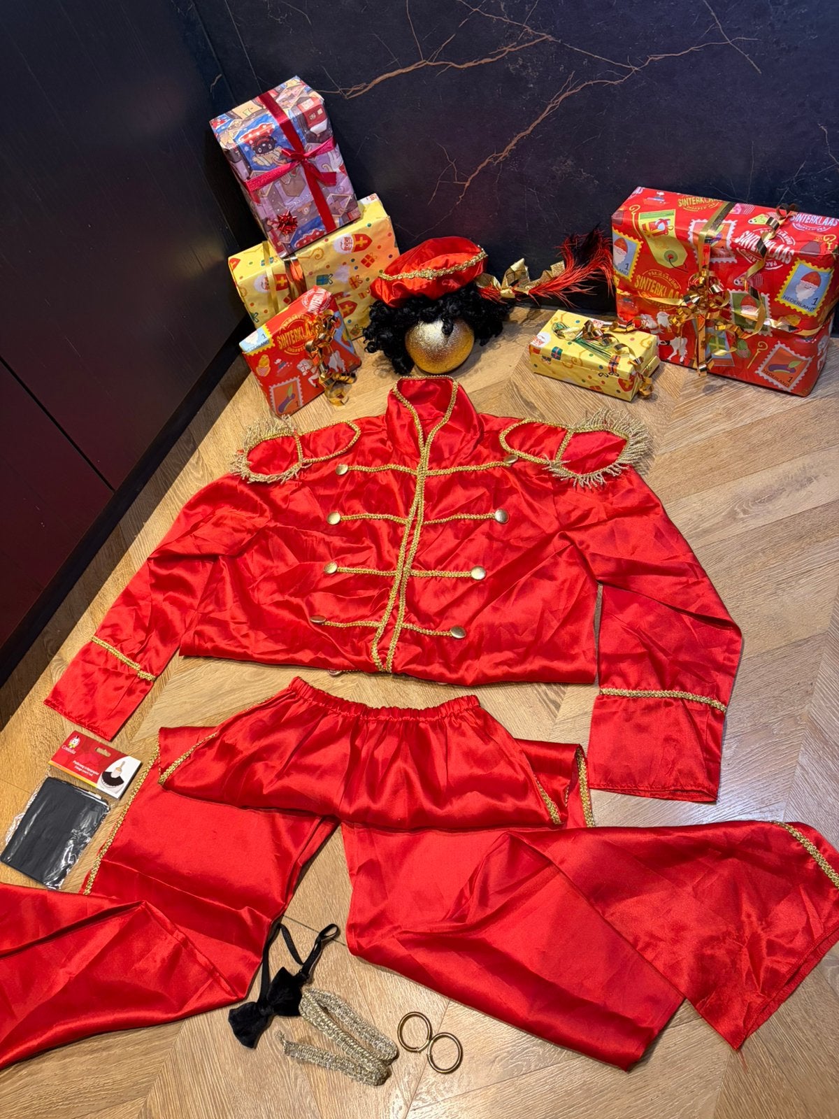 Pietenpak rood goud maat xxl complete set luxe sinterklaas, Ophalen of Verzenden, Nieuw